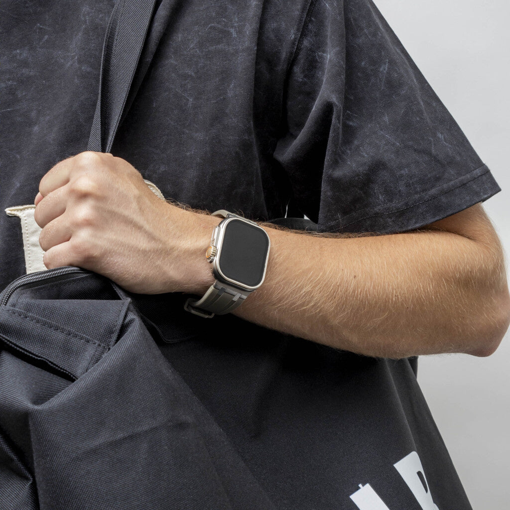 Balr. Apple Watch Ultra flüssiges Silikonarmband (Braun/Silber)