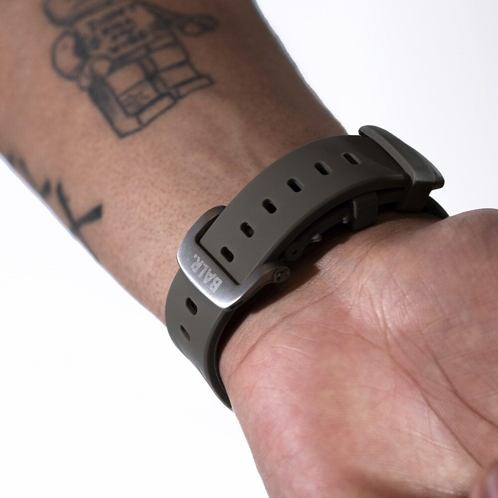 Balr. Apple Watch Ultra flüssiges Silikonarmband (Braun/Silber)