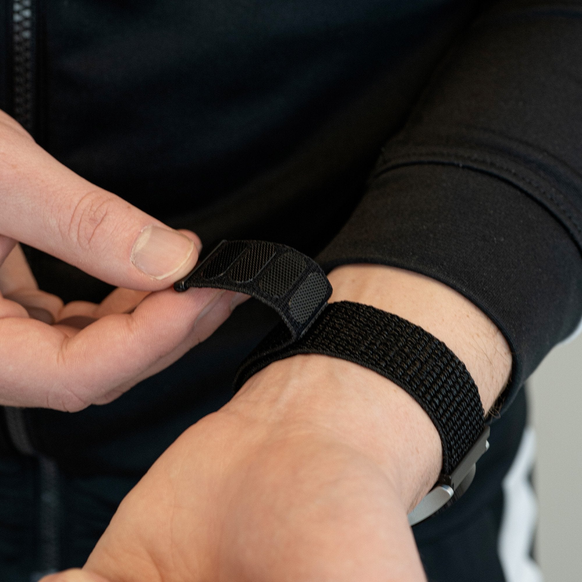 Bandz Garmin Venu 2 Nylon Loop Armband (Schwarz)