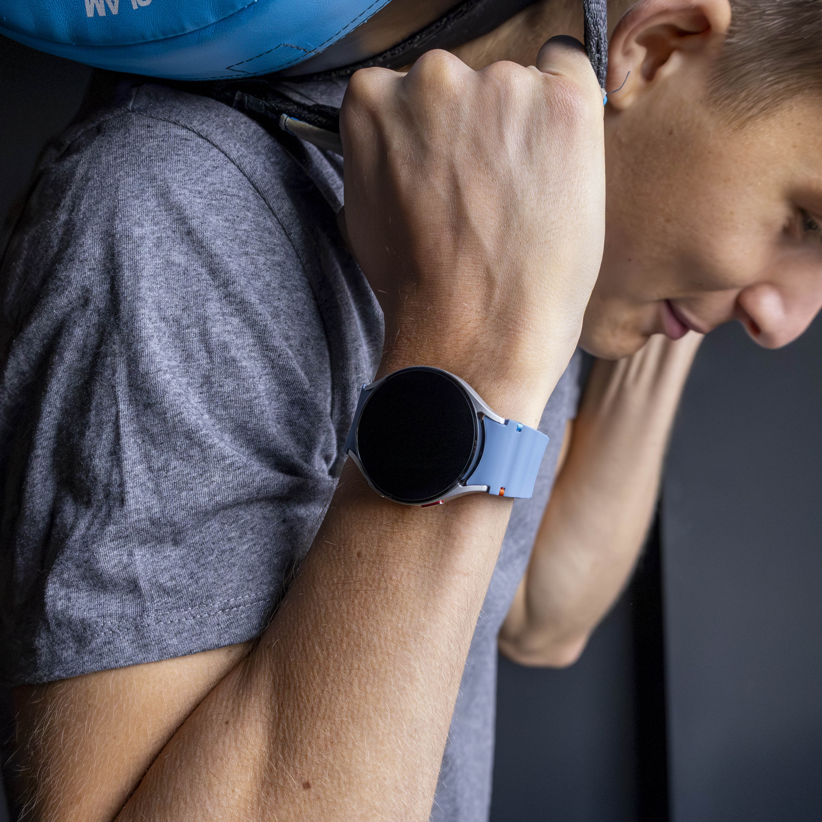 Samsung Galaxy Watch 4 40mm mit wellenförmigem Armband (Grau/Blau)