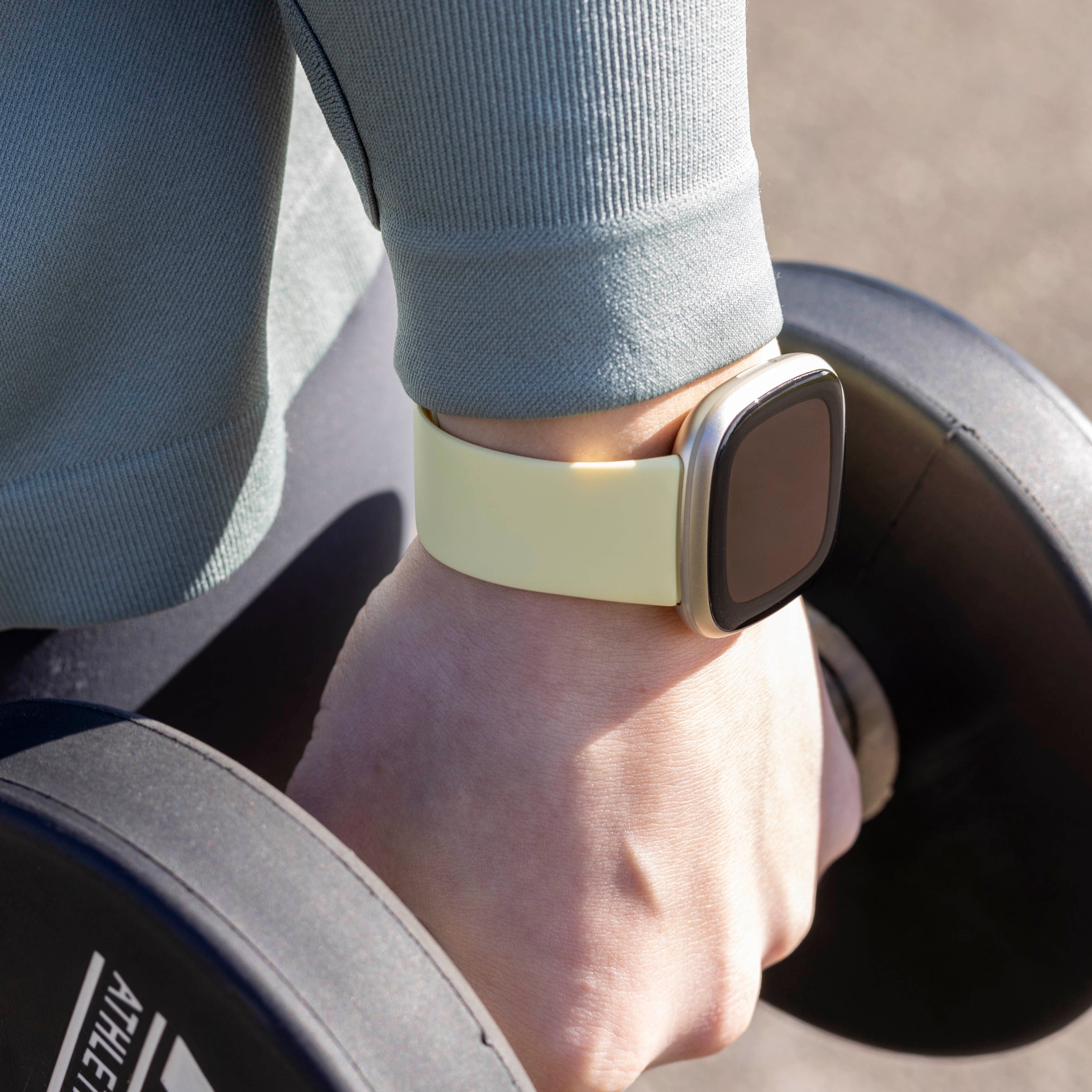 Fitbit Versa 4 Silikonarmband Classic (Hellgelb)