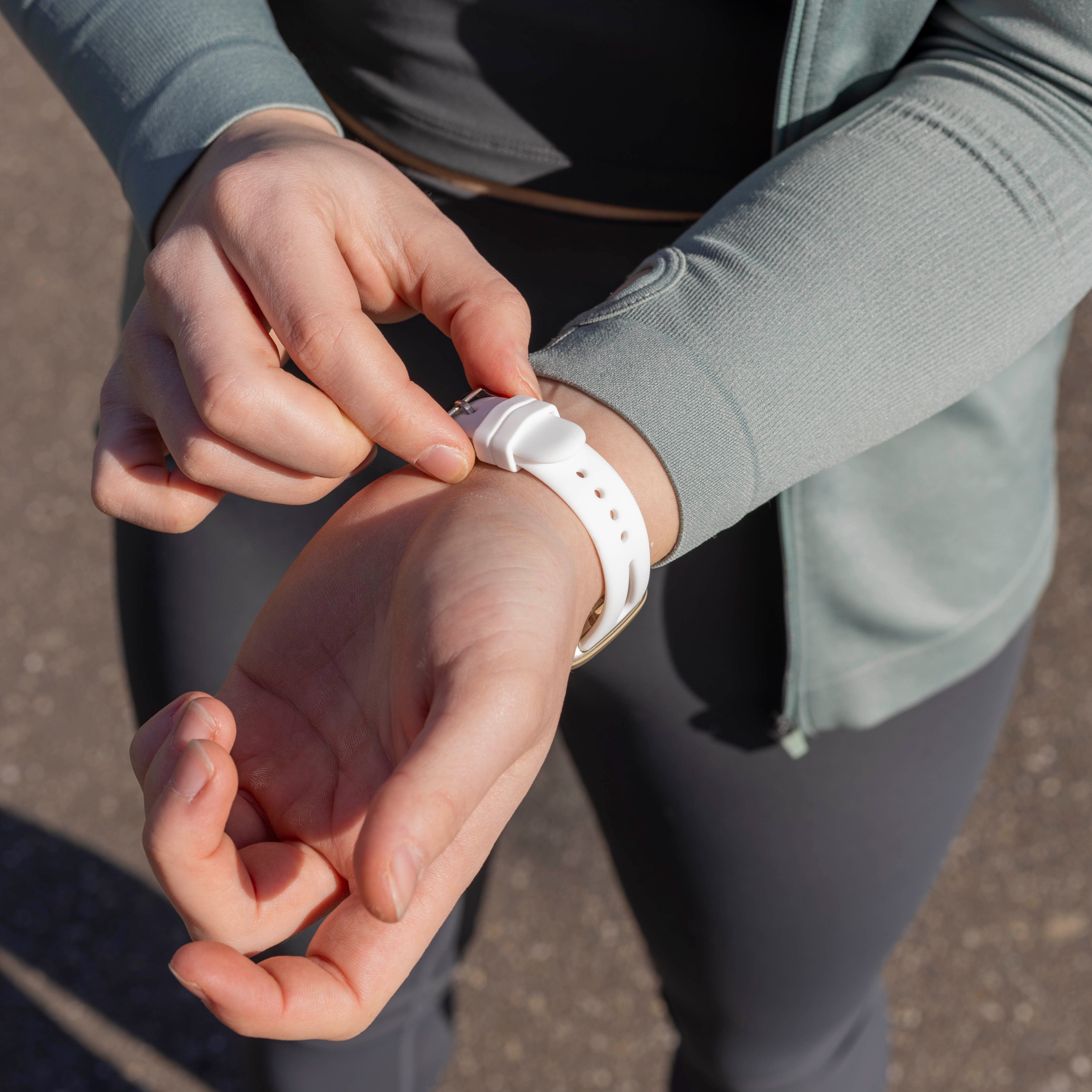 Fitbit Versa 4 Luxus-Silikonarmband (Weiß)