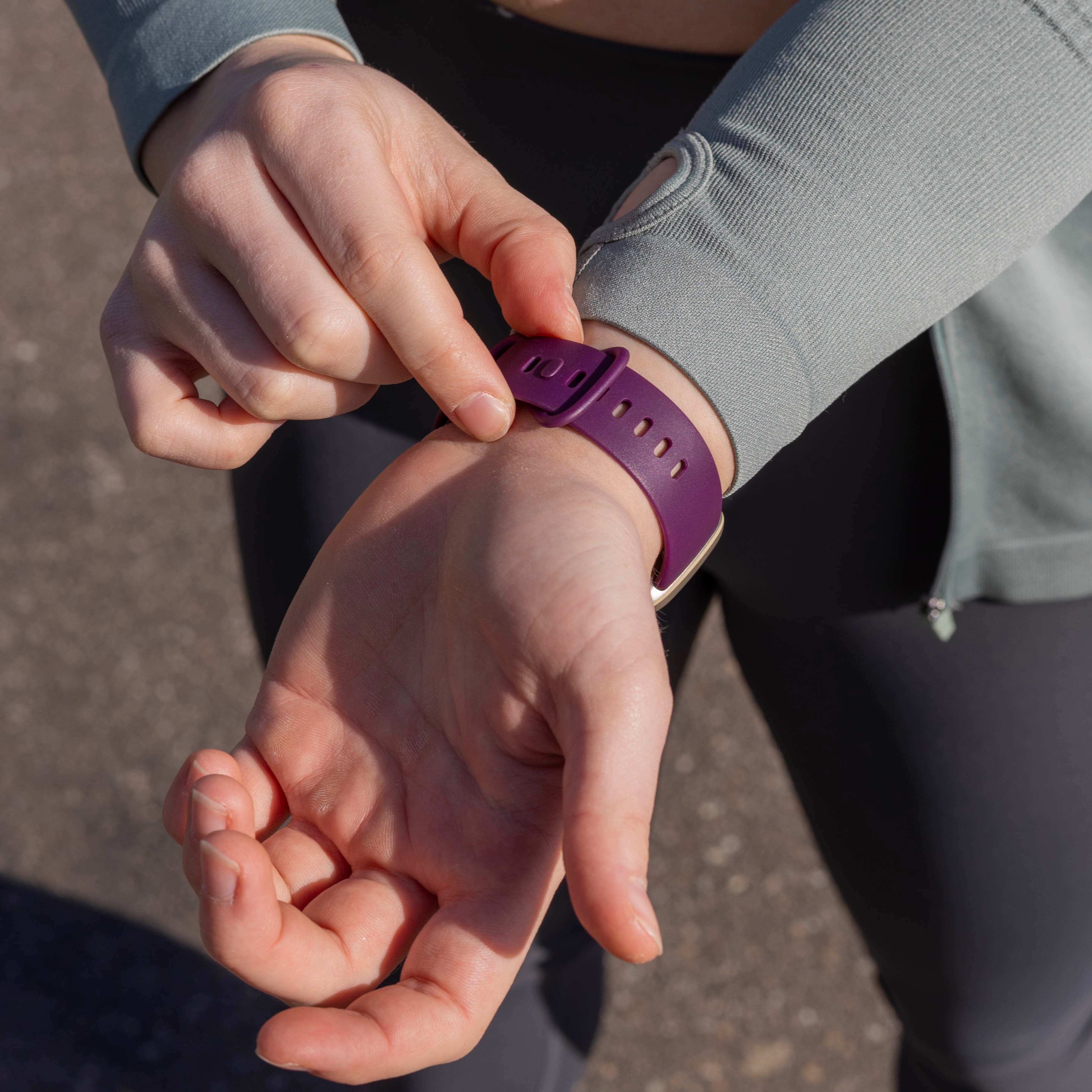 Fitbit Versa 4 Silikonarmband Classic (Dunkelviolett)