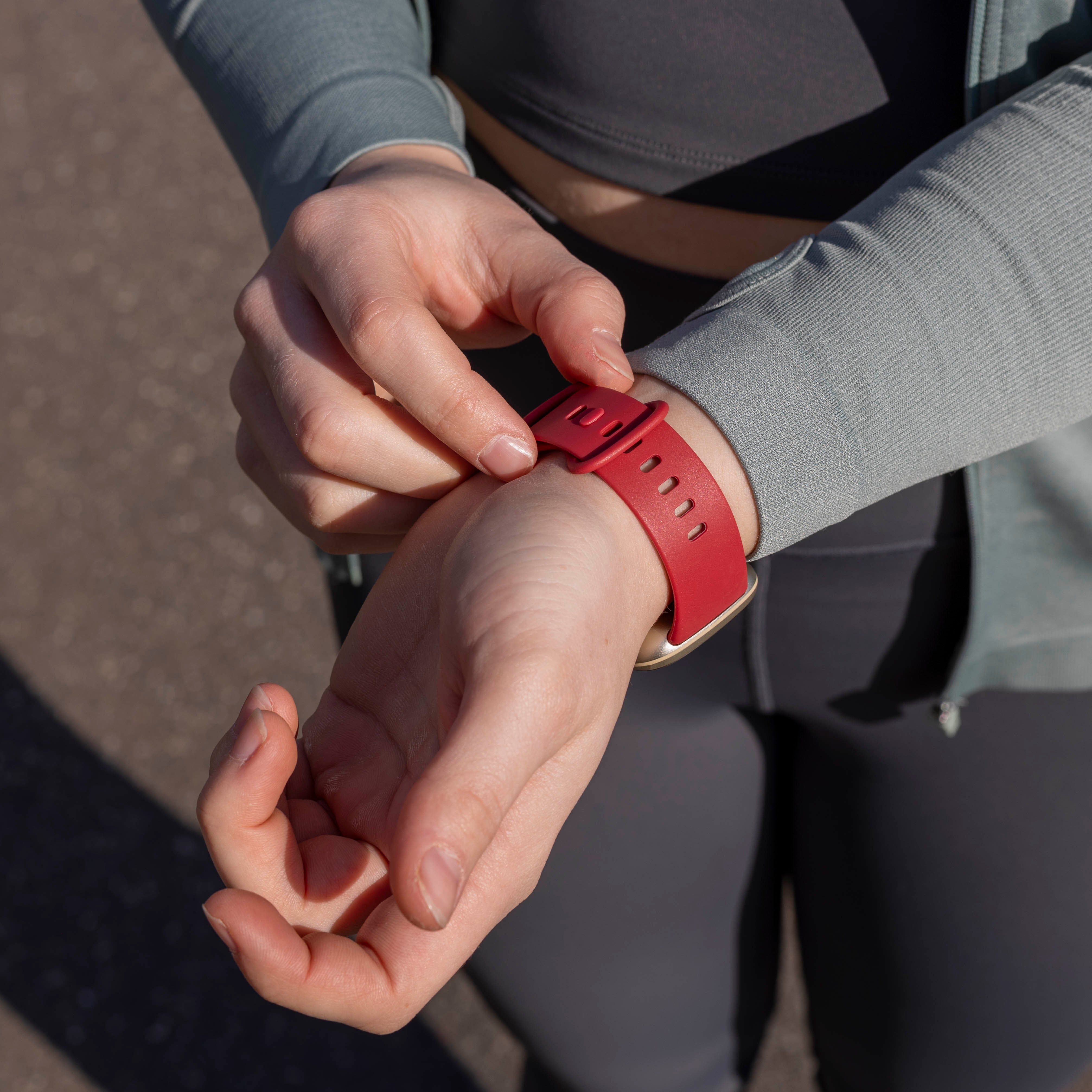 Fitbit Versa 4 Silikonarmband Classic (Weinrot)