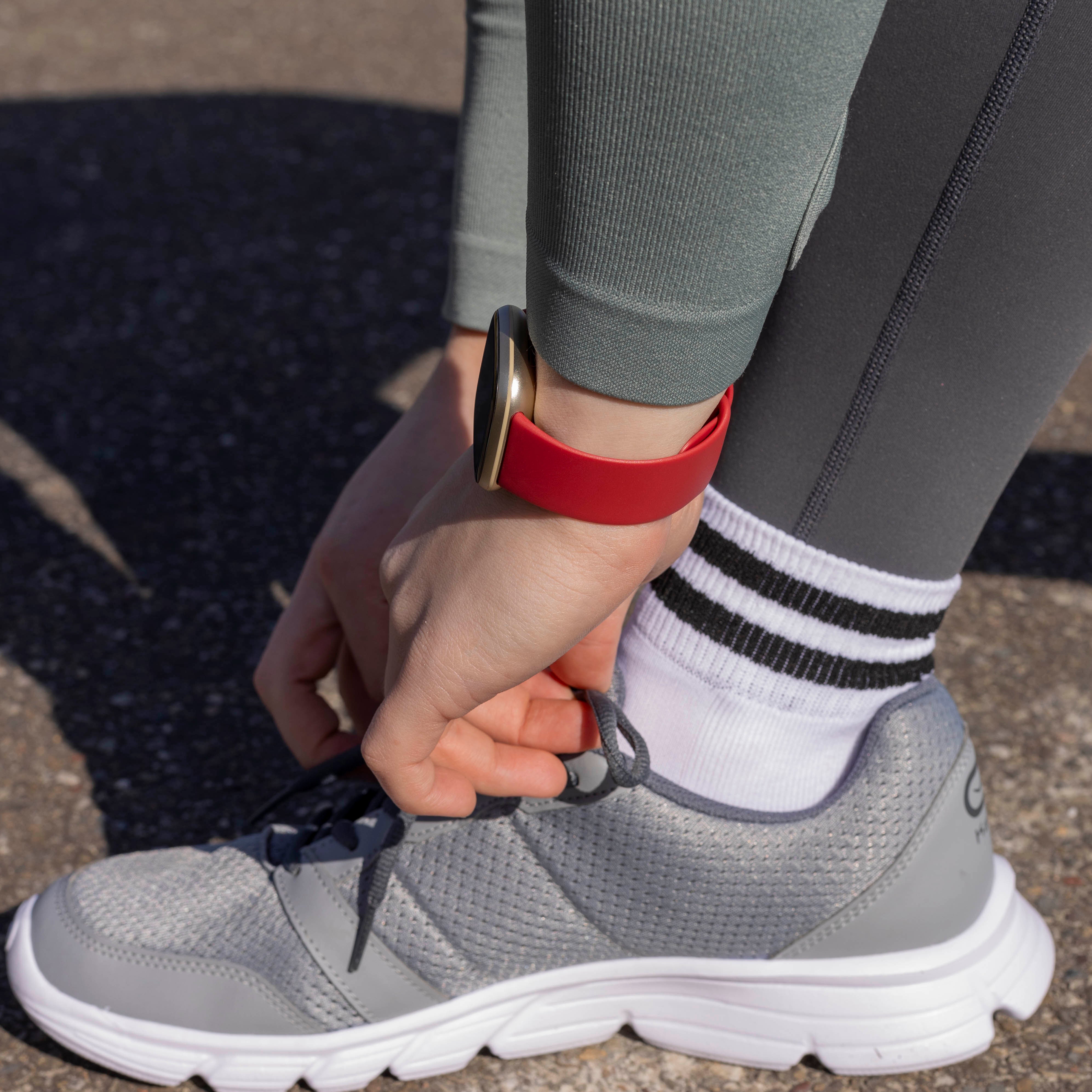 Fitbit Versa 4 Silikonarmband Classic (Weinrot)