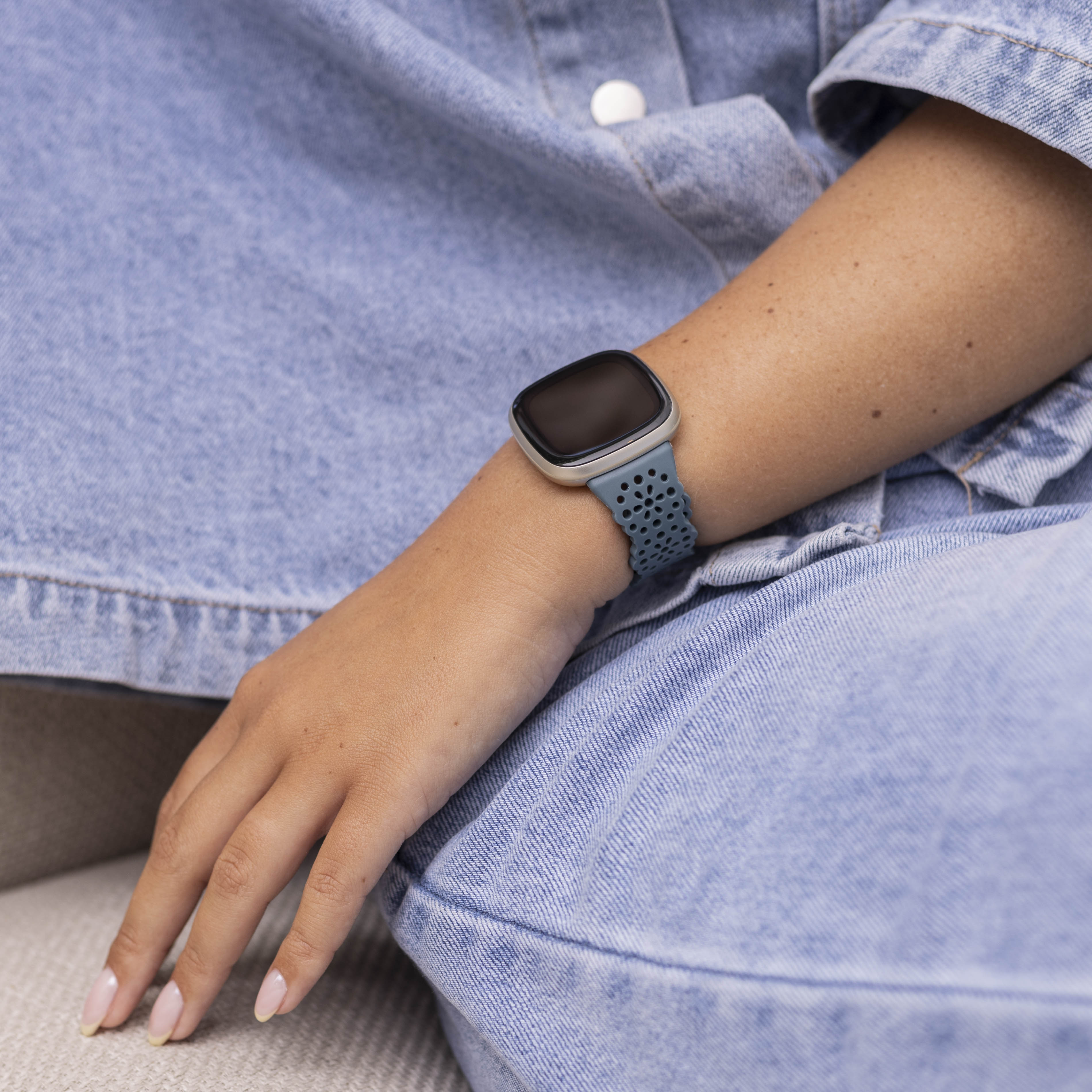 Fitbit Versa 3 Silikonarmband mit Muster (Graublau)