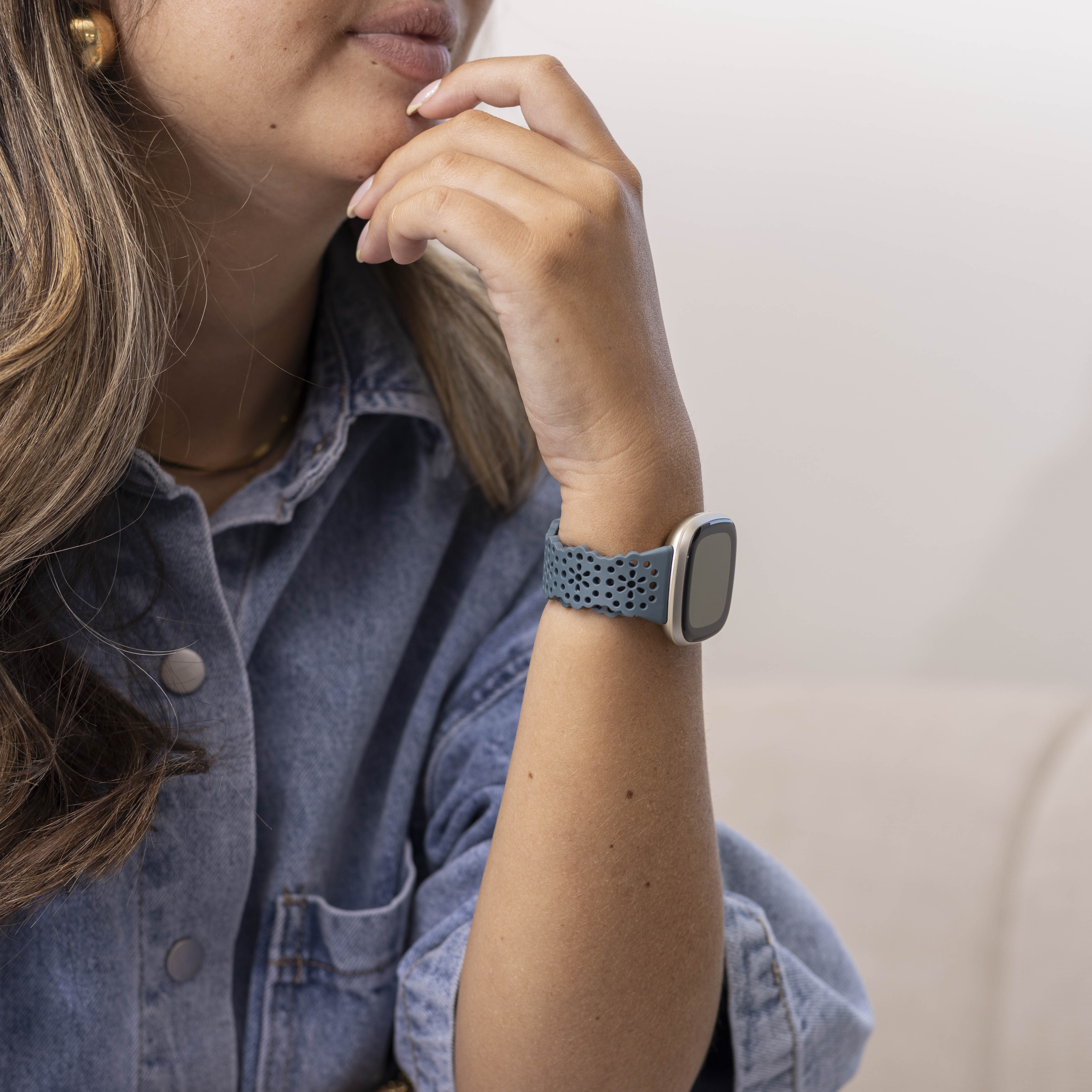 Fitbit Versa 3 Silikonarmband mit Muster (Graublau)