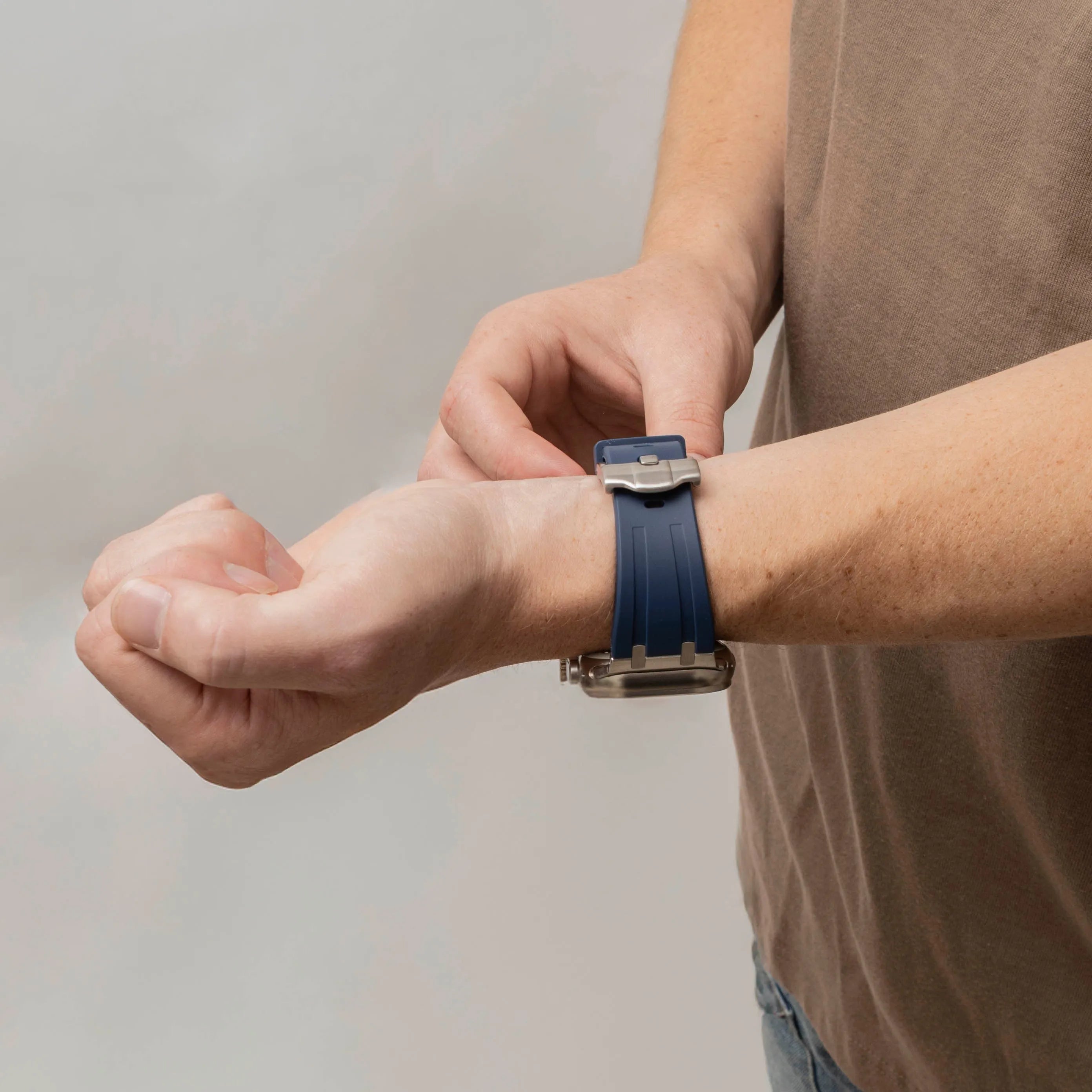 Apple Watch Luxus Liquid Silikonarmband (Blau mit Titanium)