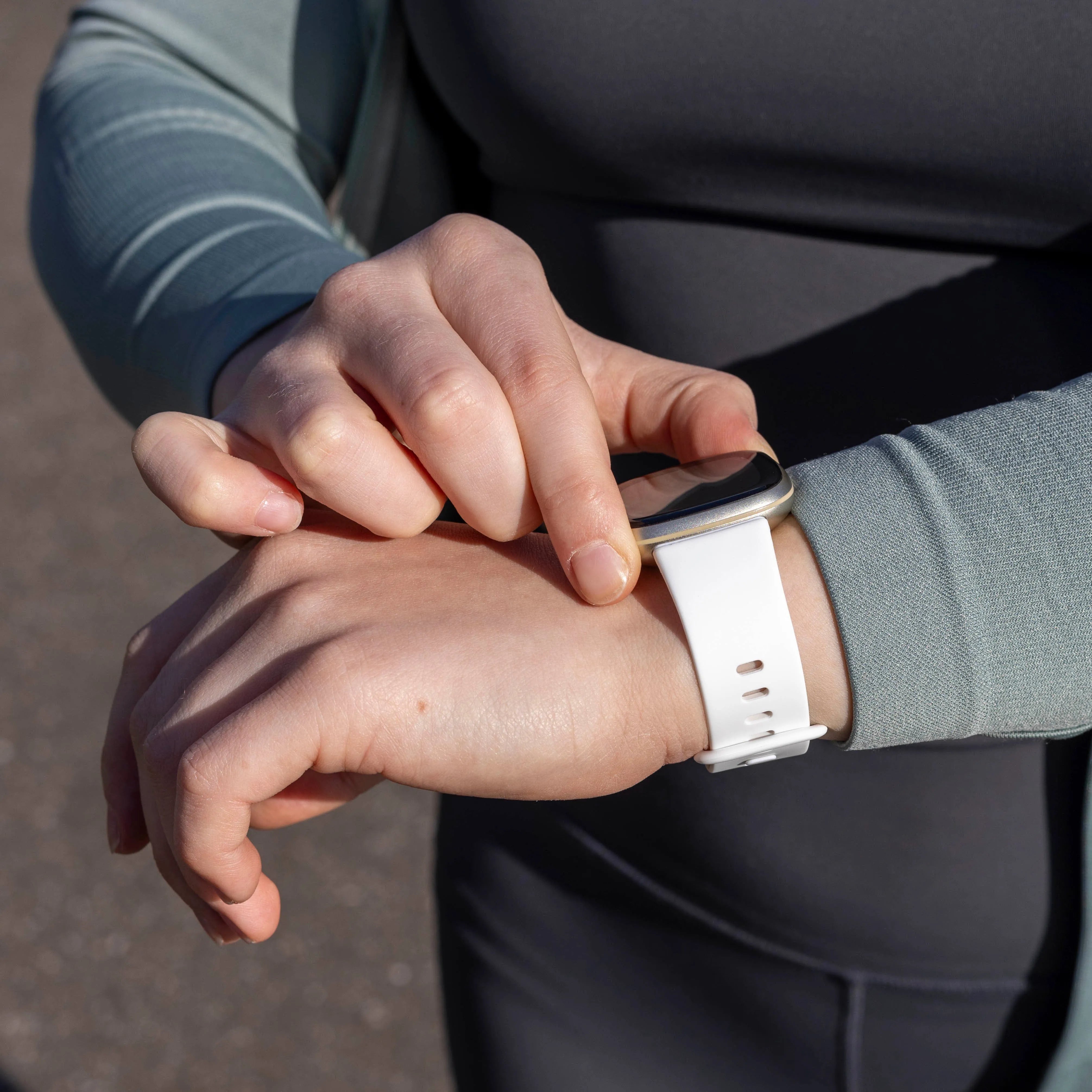 Fitbit Versa 4 Silikonarmband Classic (Weiß)