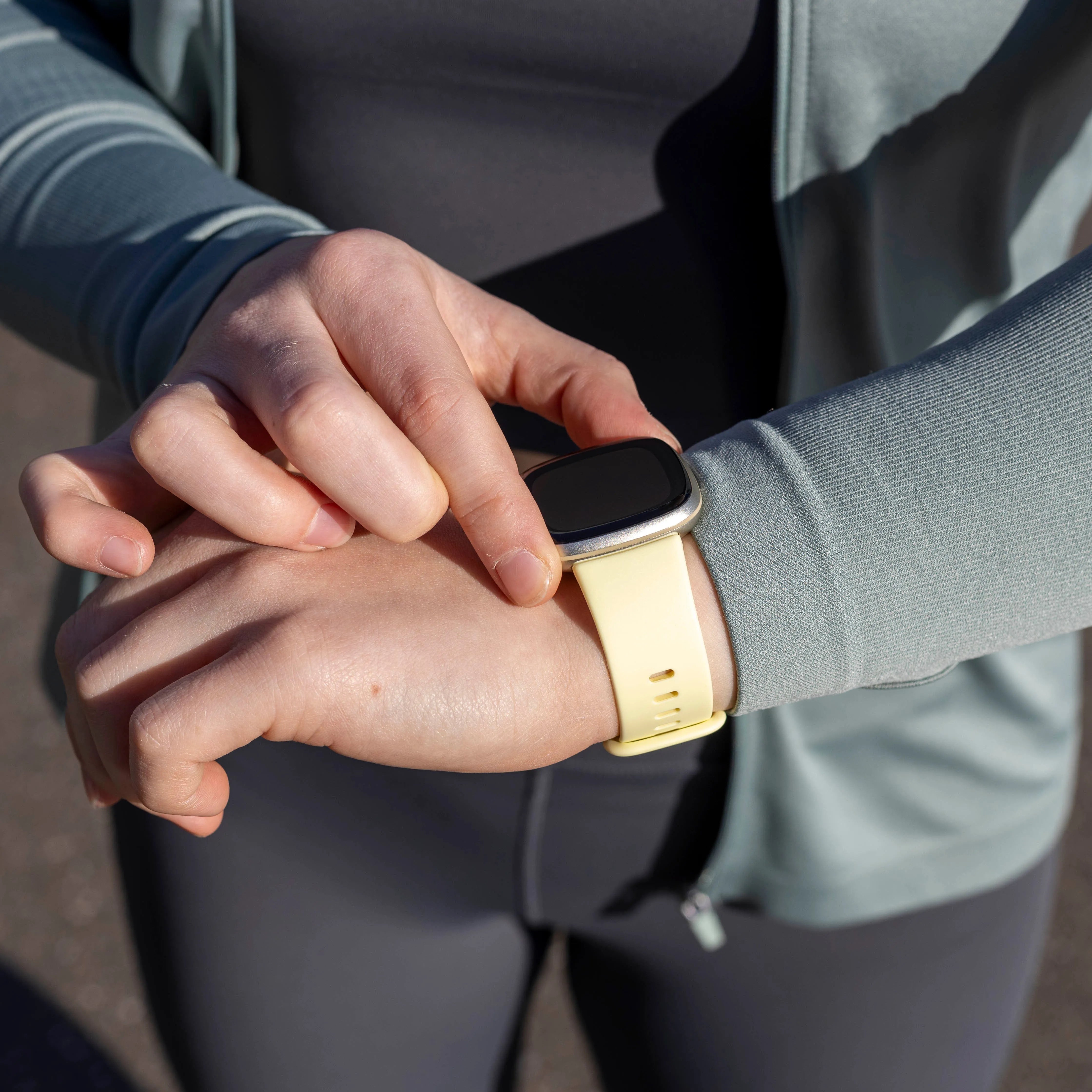 Fitbit Versa 3 Silikonarmband Classic (Hellgelb)