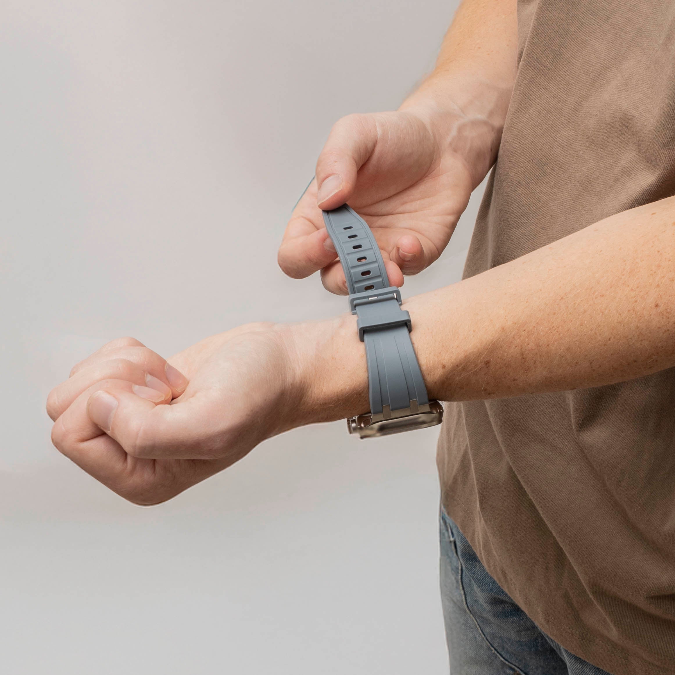 Apple Watch Ultra luxe liquid silicone band (donkergrijs met titanium)