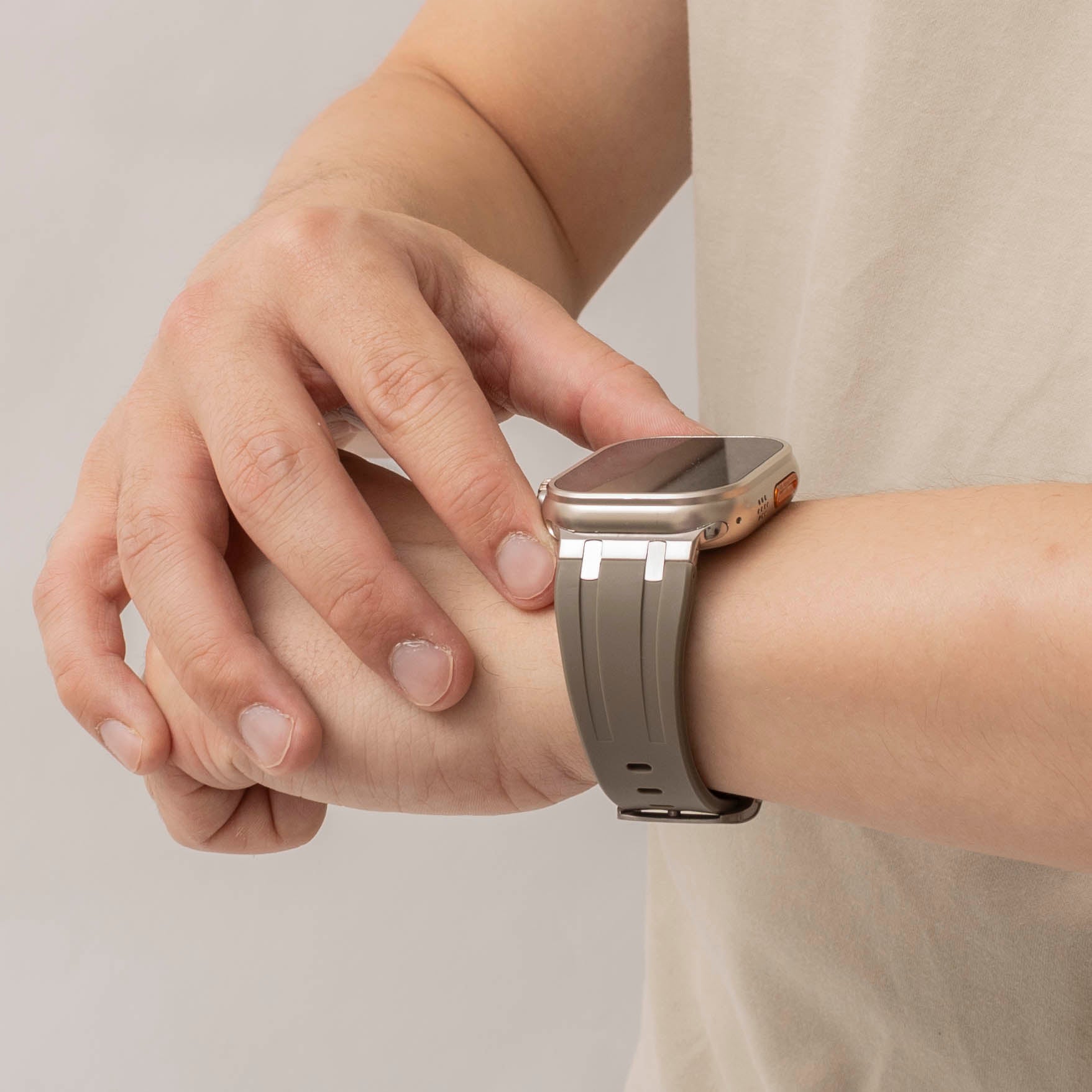 Bandz Apple Watch Ultra Silikonarmband Luxus Liquid (Braun mit Titan)
