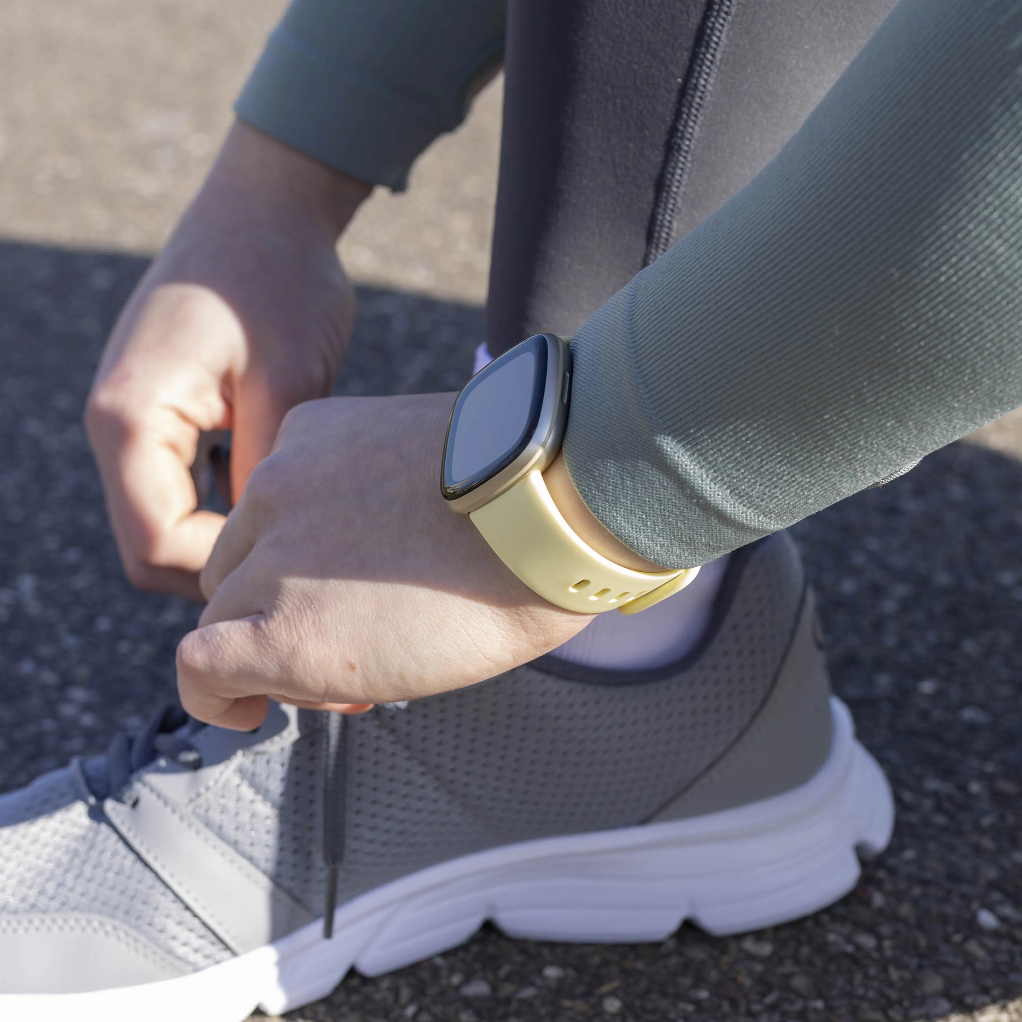 Fitbit Versa 3 Silikonarmband Classic (Hellgelb)