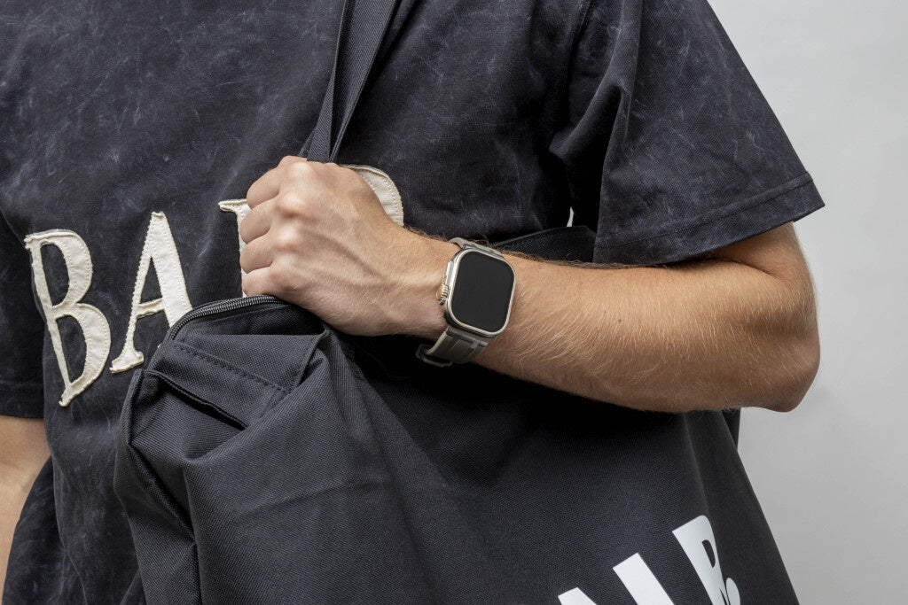 Balr. Apple Watch Ultra flüssiges Silikonarmband (Braun/Titan)