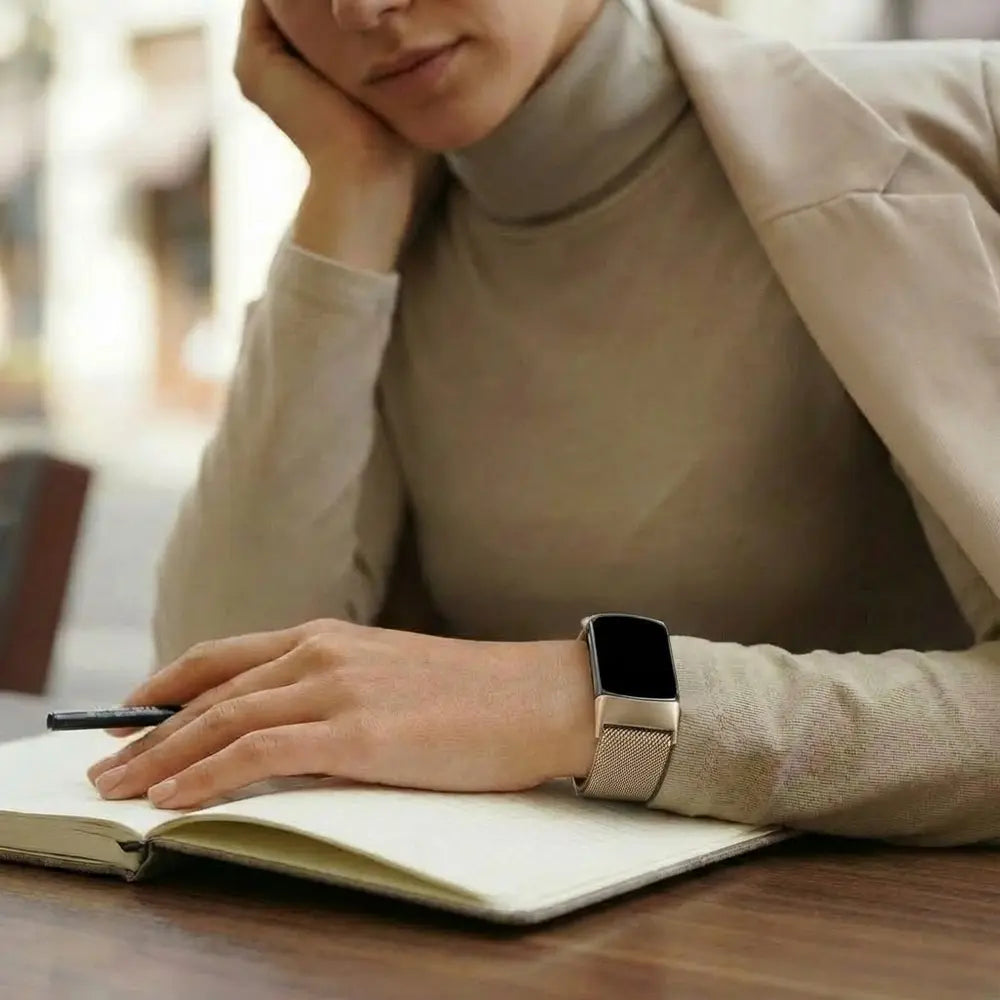 Fitbit Charge 6 Milanese band (sterrenlicht)