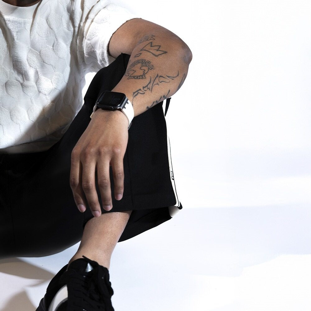 Balr. Apple Watch Ultra flüssiges Silikonarmband (Beige/Schwarz)