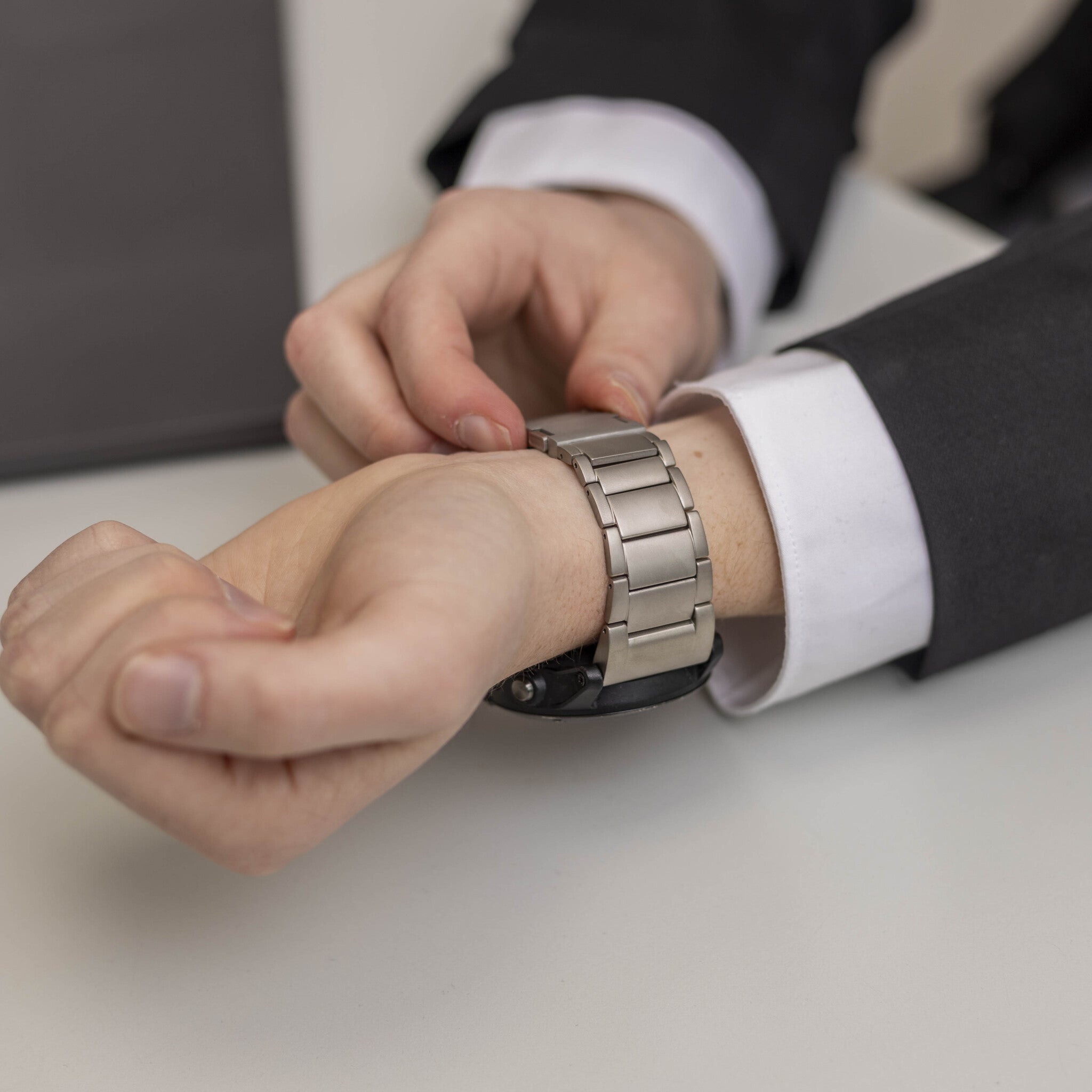 Garmin Descent G1 Magnetic Titanium Strap (Titanium)