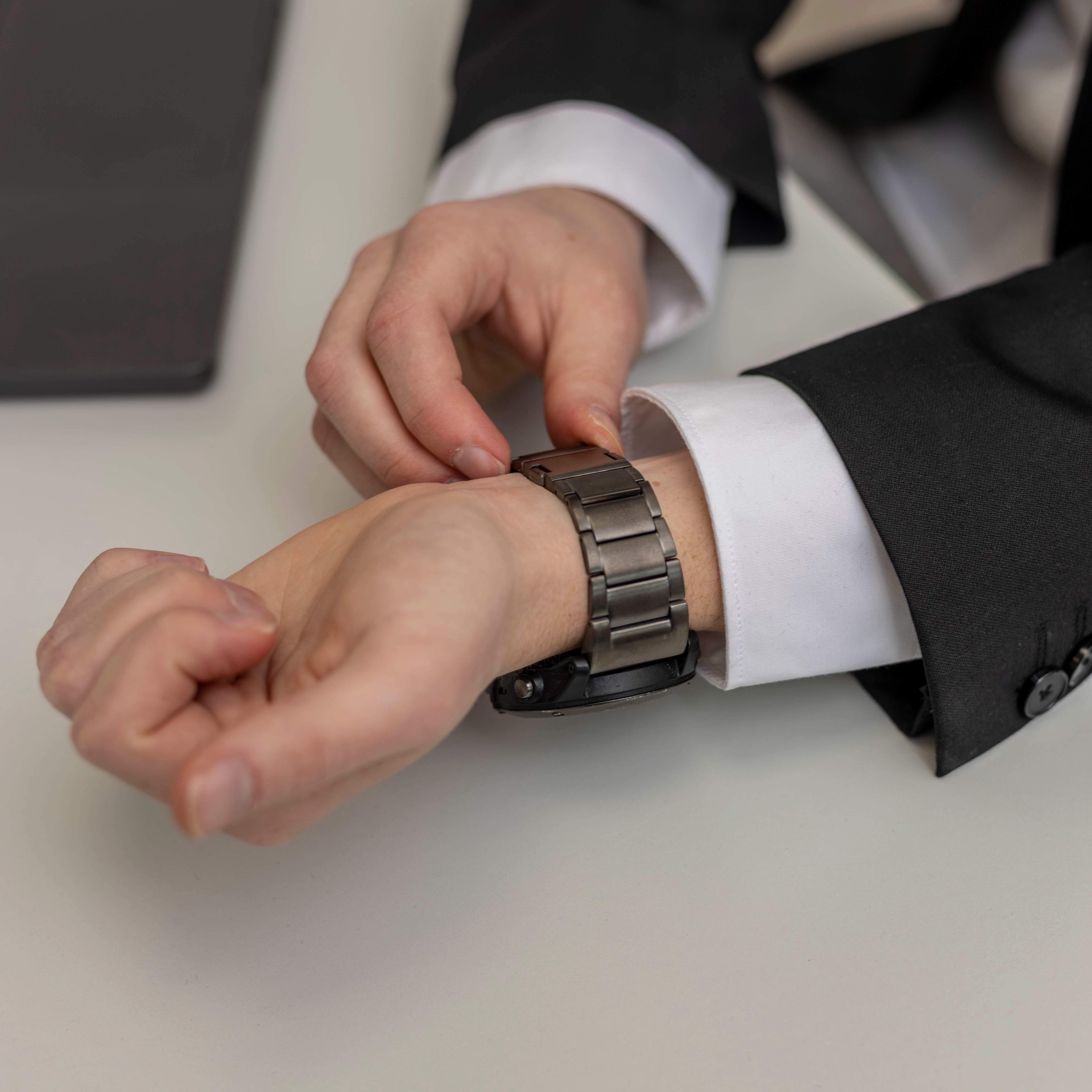 Garmin Fenix 5x / 6x magnetisches Titanarmband (Graphit)