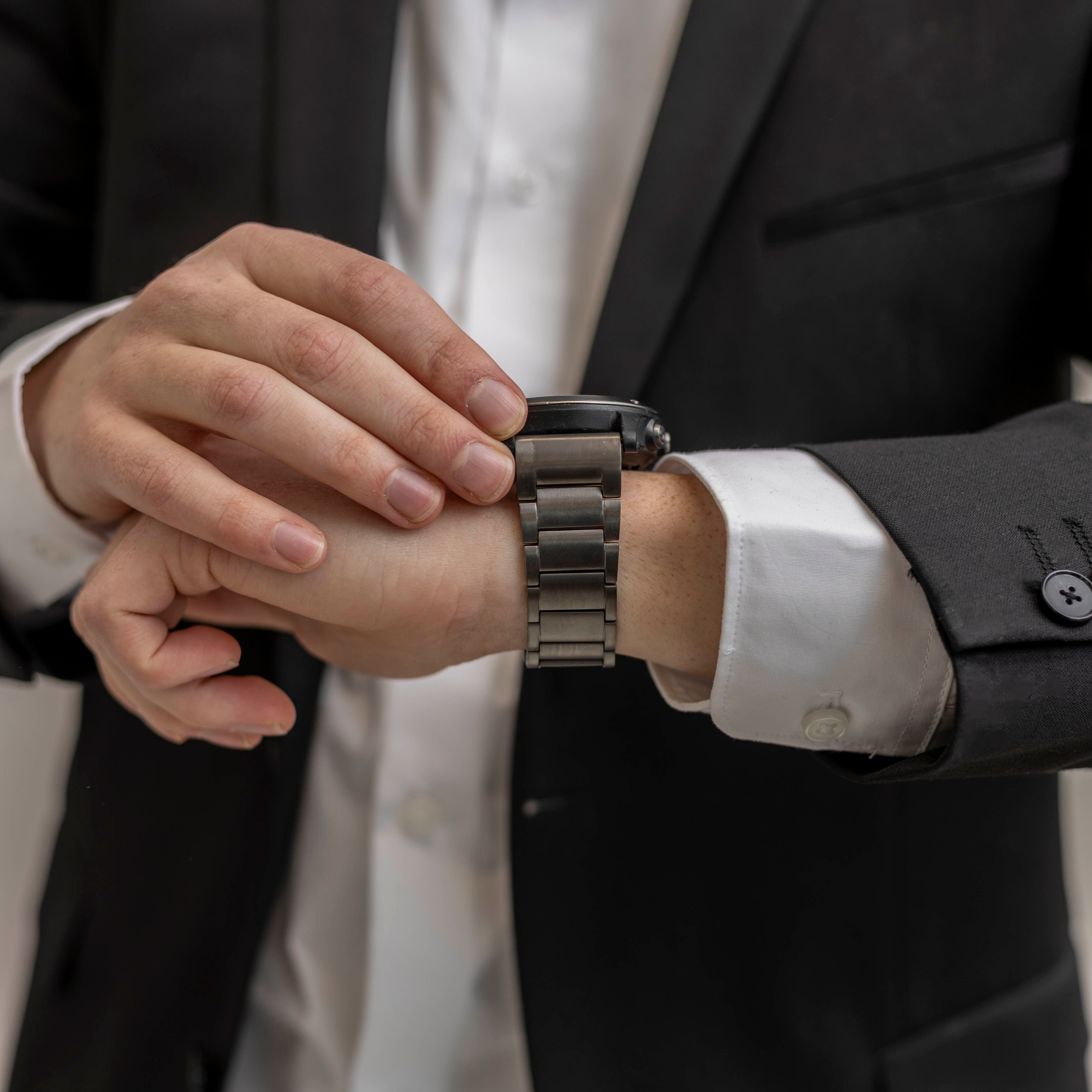 Garmin Fenix 5x / 6x magnetisches Titanarmband (Graphit)