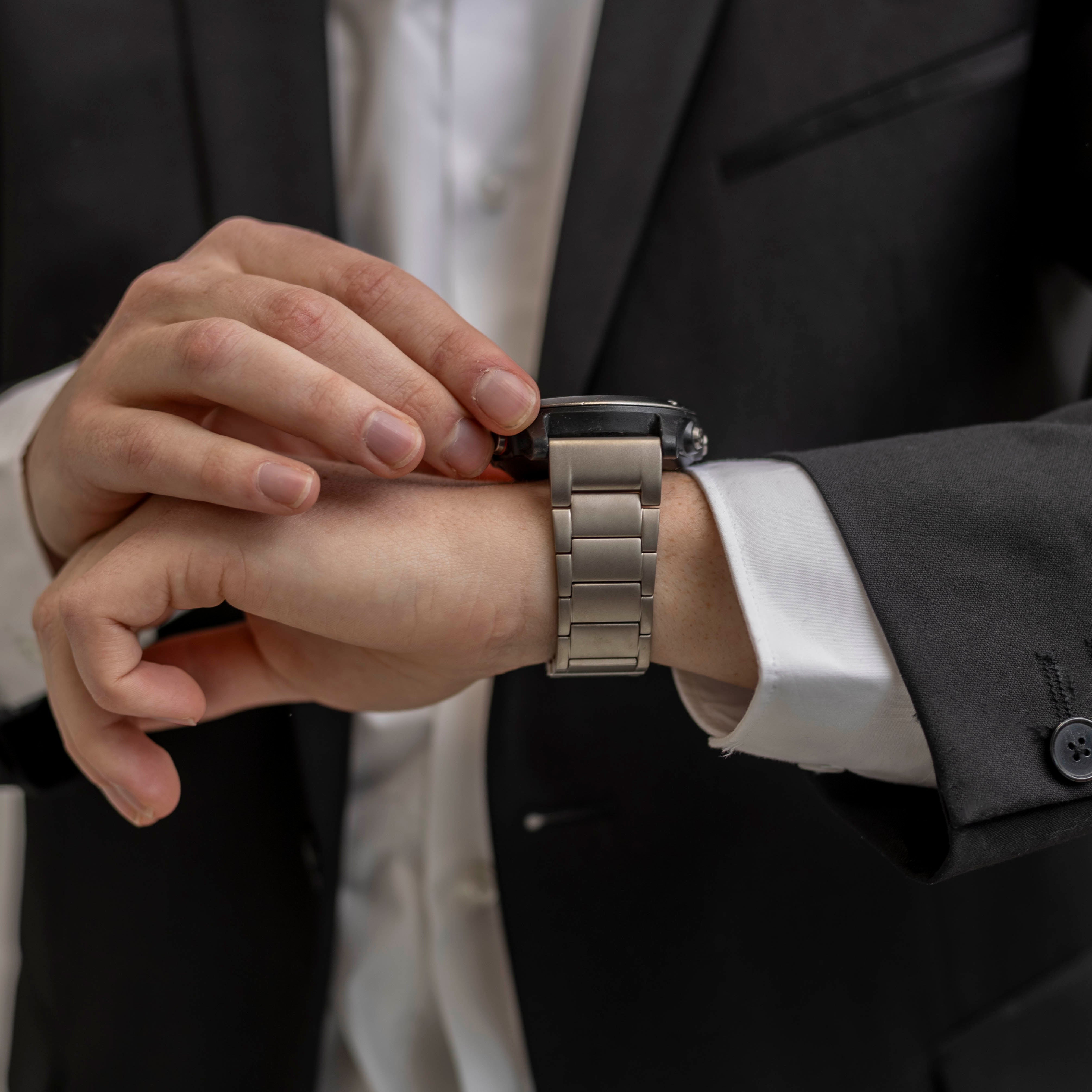 Garmin Fenix 7x Magnetisches Titanarmband (Titan)