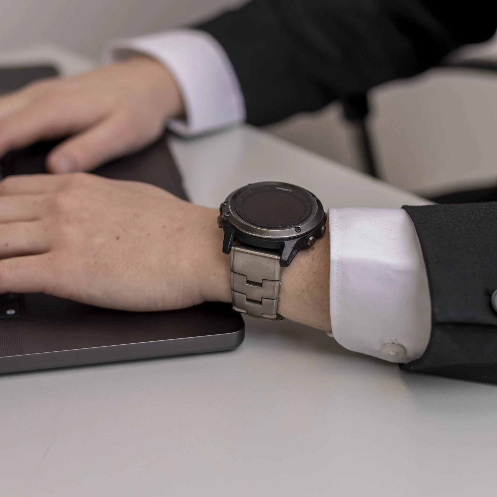 Garmin Forerunner 965 Titanium Strap (Silver)