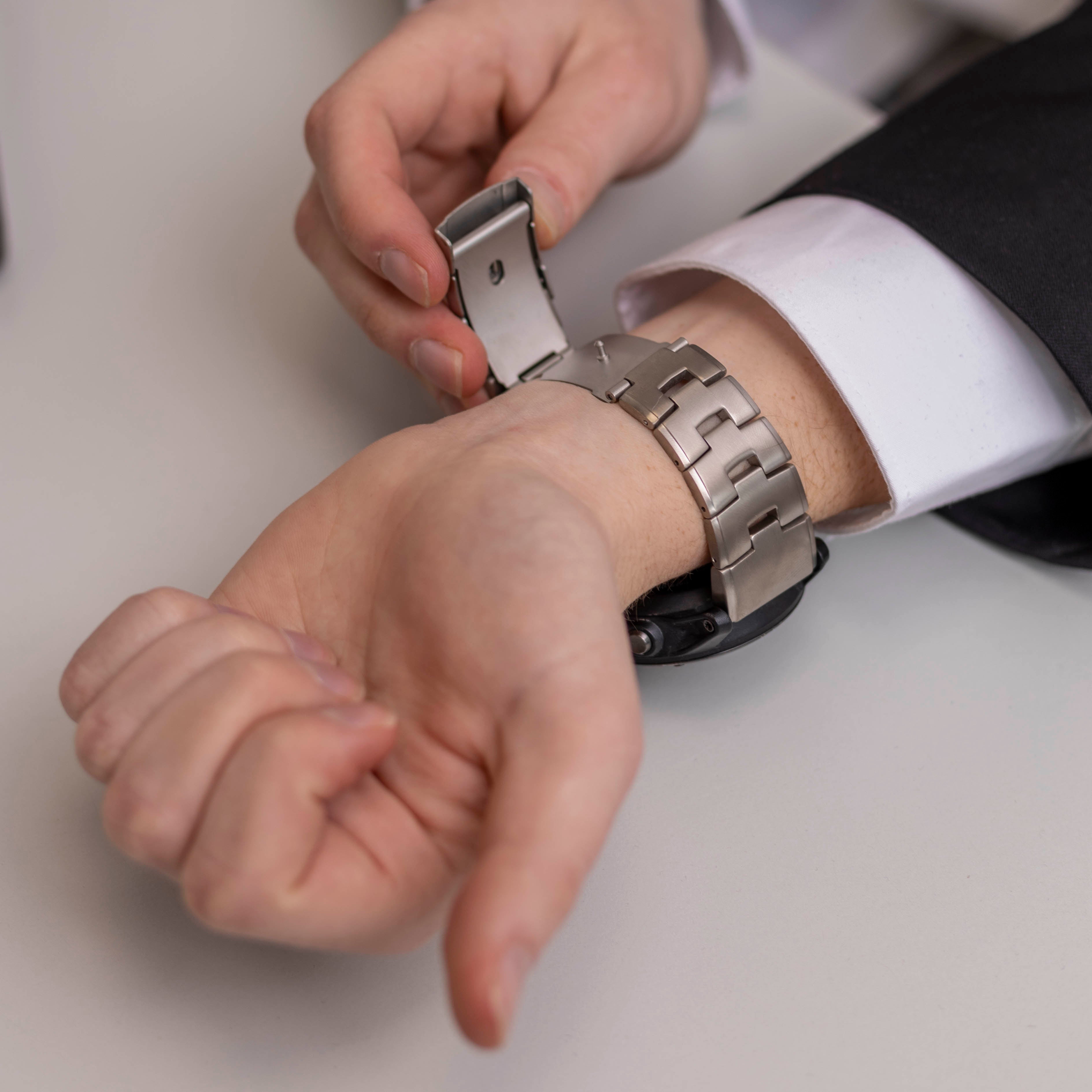 Garmin Fenix 8 - 51mm Titanium Strap (Silver)