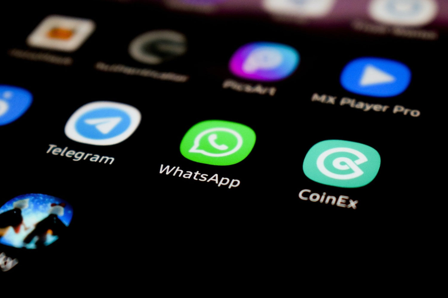 How to use WhatsApp on Samsung Galaxy Watch 4