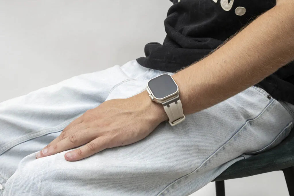 BALR Apple Watch Ultra liquid siliconen band (beige/zilver)