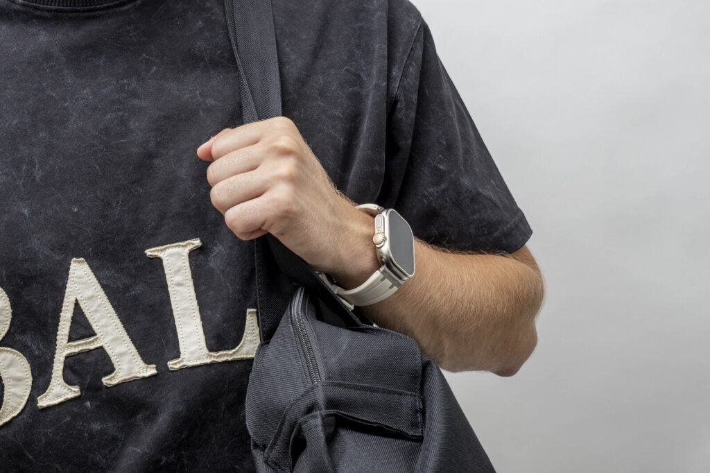 Balr. Apple Watch Ultra flüssiges Silikonarmband (Beige/Titan)