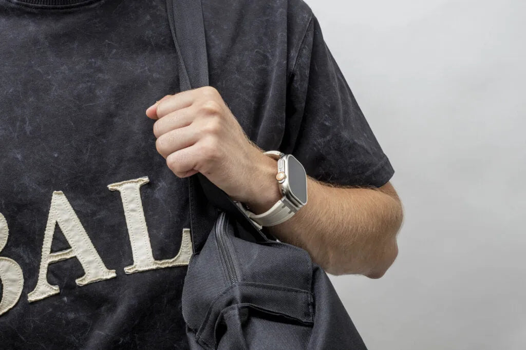 BALR. Correa de silicona Apple Watch Ultra Liquid (beige/titanio)