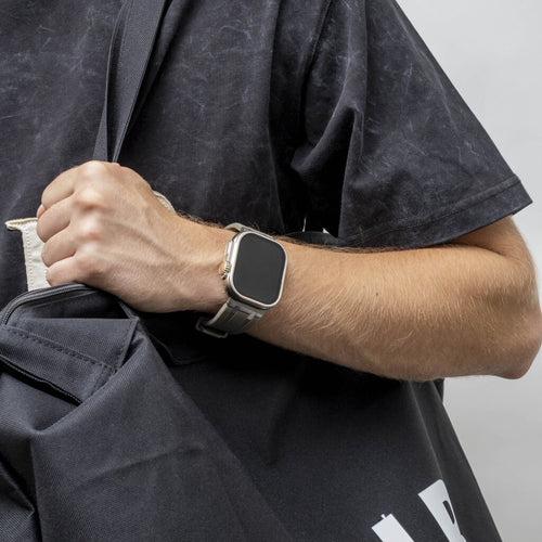 BALR. Correa de silicona Apple Watch Ultra Liquid (marrón/plata)