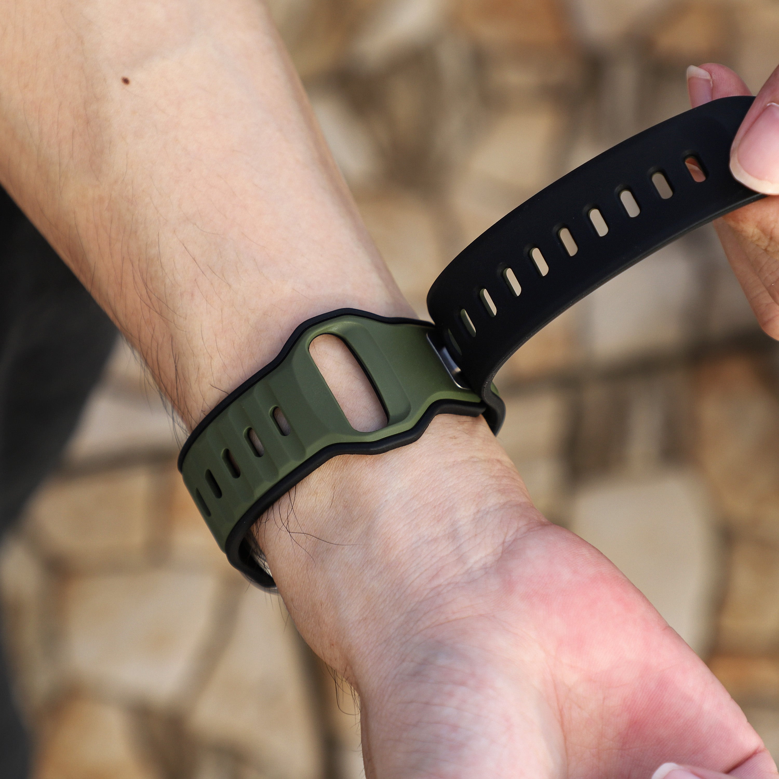 Correa de silicona premium outdoor Apple Watch (verde militar/negra)