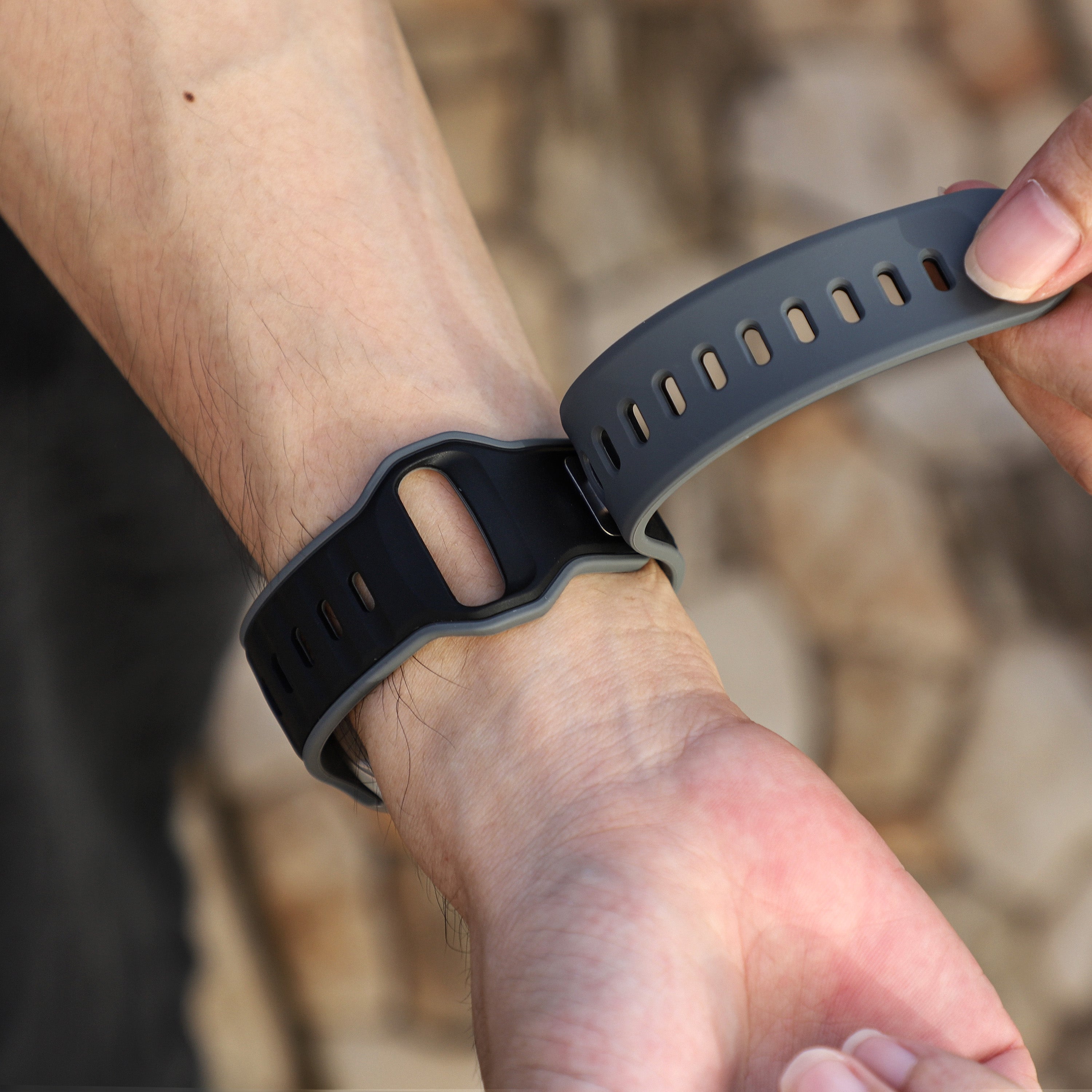 Correa de silicona premium outdoor Apple Watch (negra/gris)