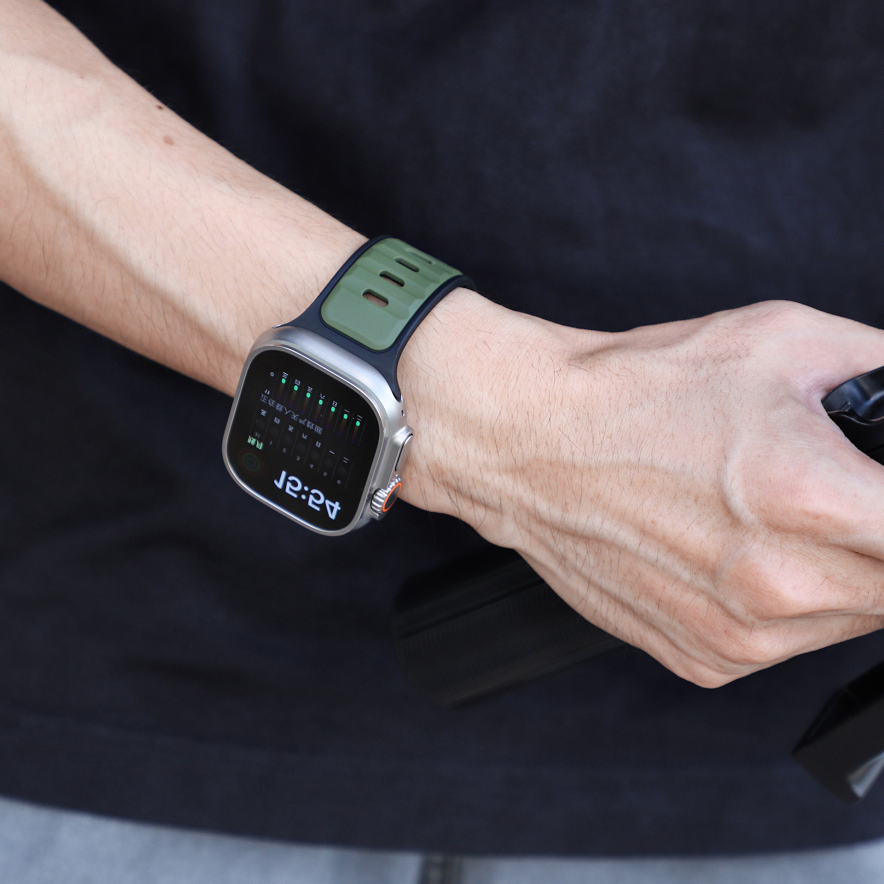 Correa de silicona premium outdoor Apple Watch (verde militar/negra)