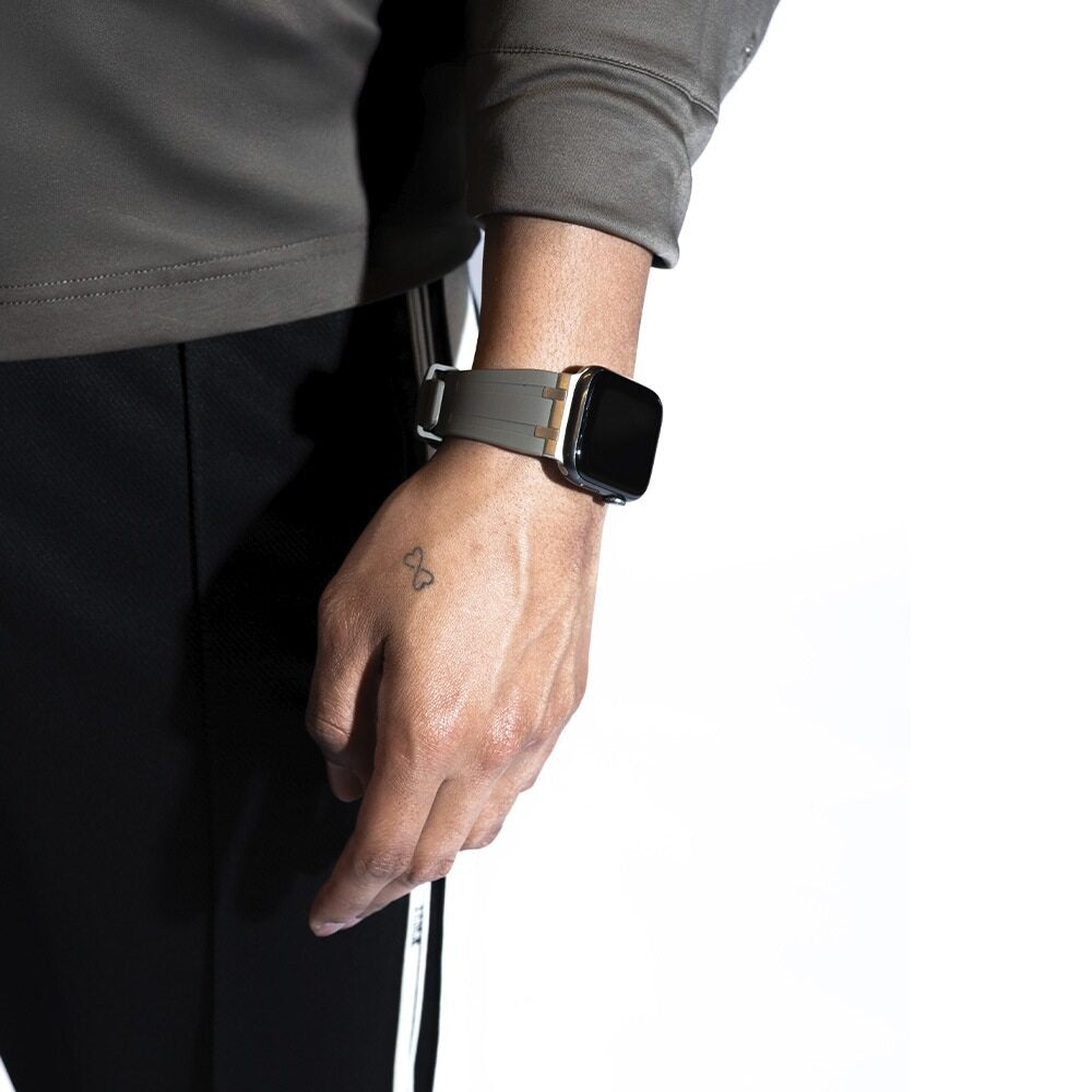 Balr. Apple Watch Ultra flüssiges Silikonarmband (Braun/Titan)