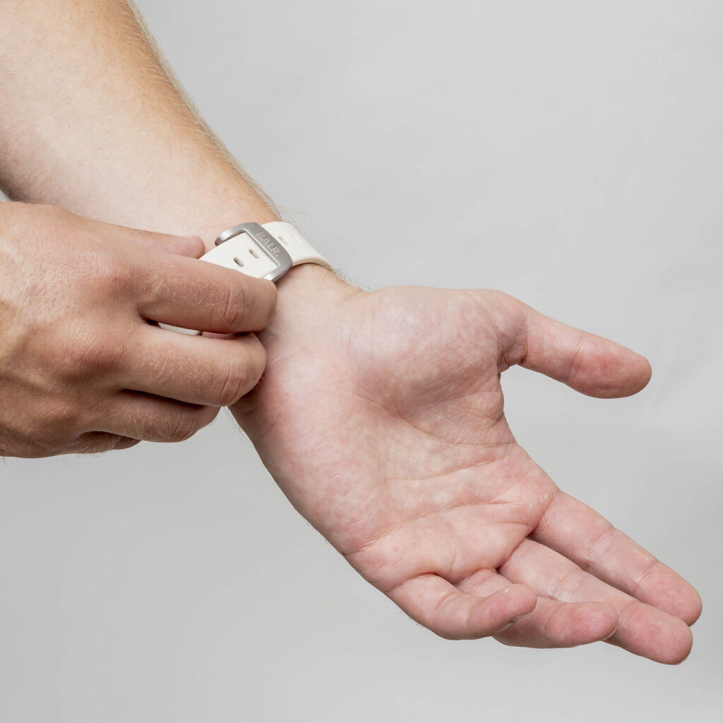 Balr. Apple Watch Ultra flüssiges Silikonarmband (Beige/Titan)
