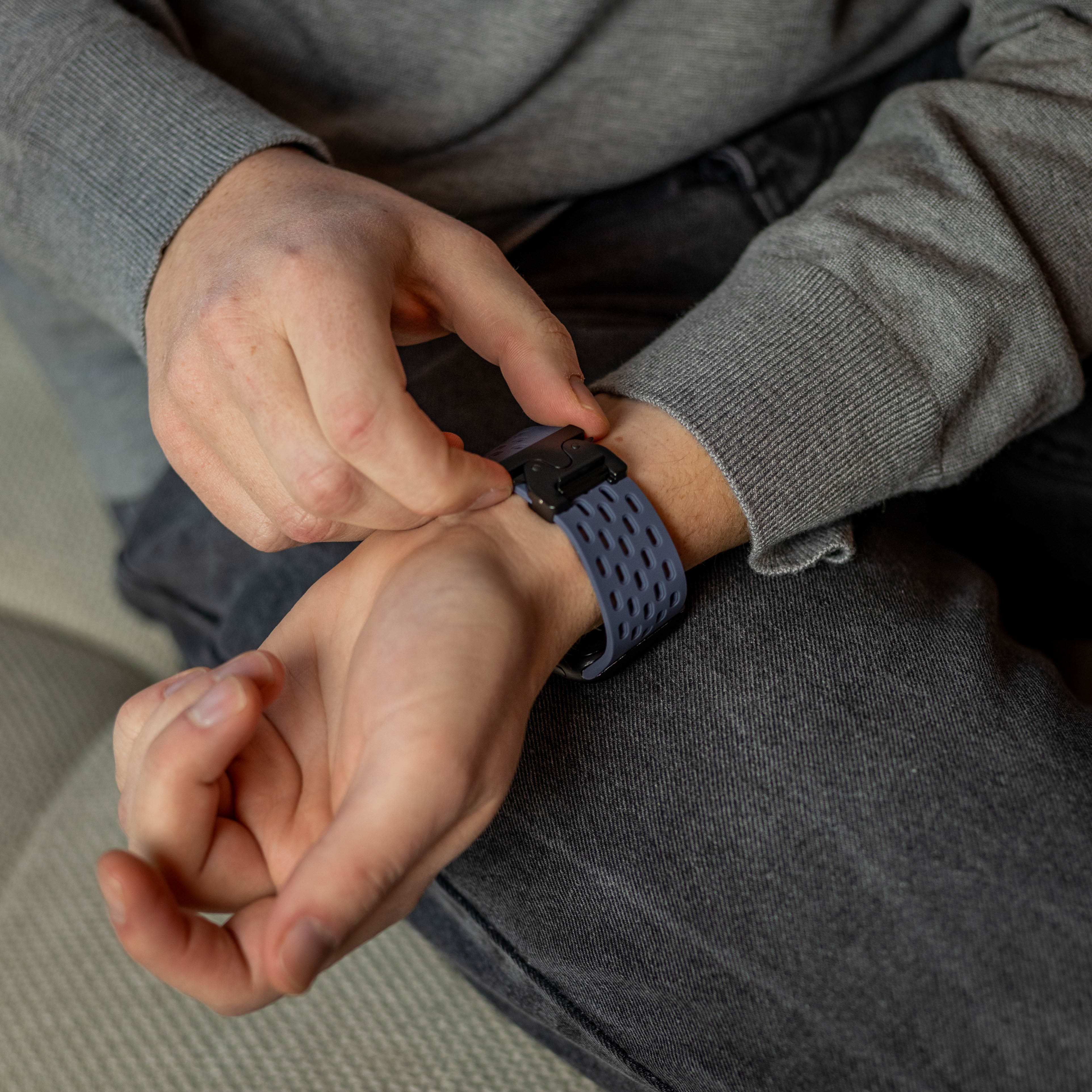 Apple Watch Silikonarmband mit P-Schnalle (Graublau)