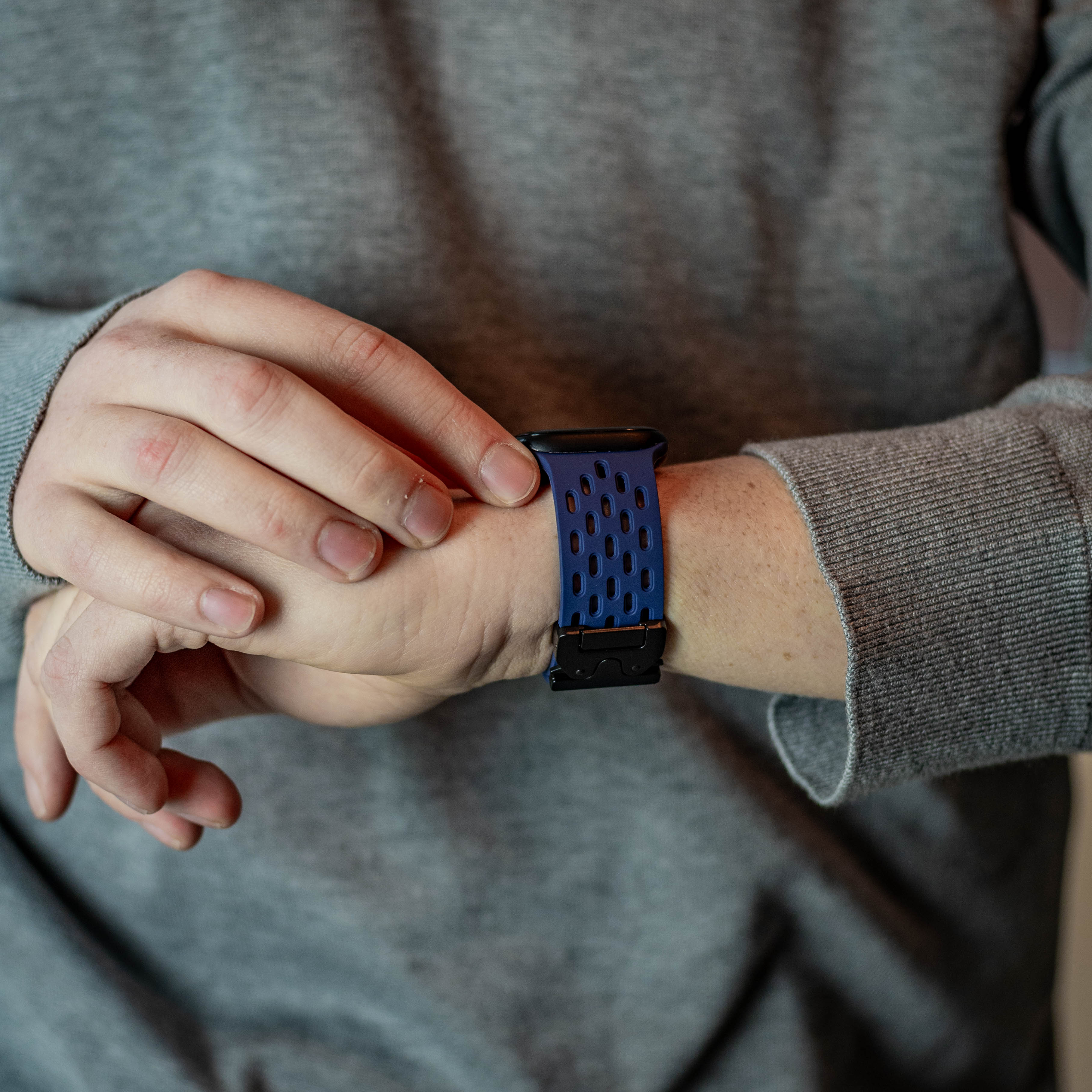 Apple Watch Silikonarmband mit P-Schnalle (Dunkelblau)