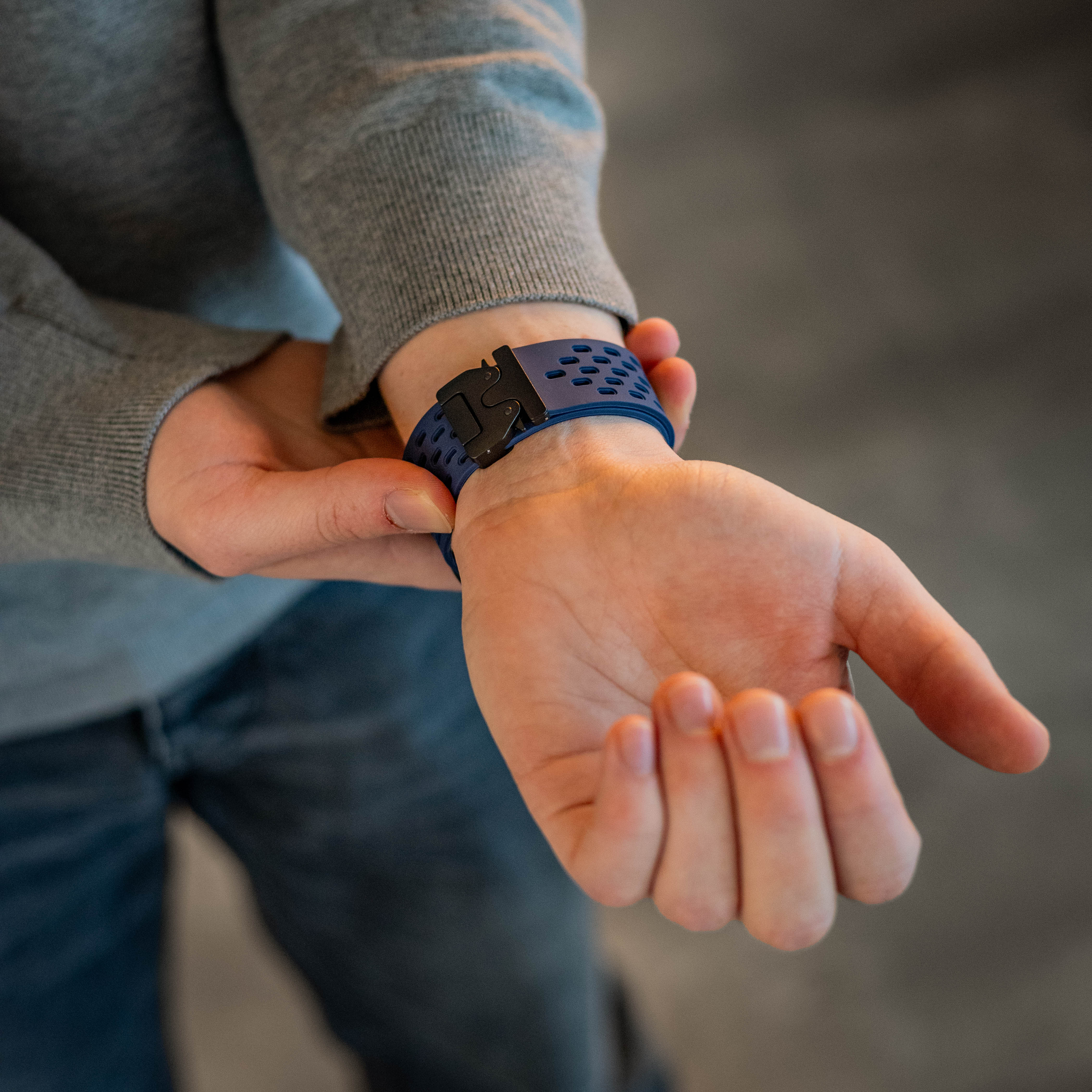 Apple Watch Silikonarmband mit P-Schnalle (Dunkelblau)