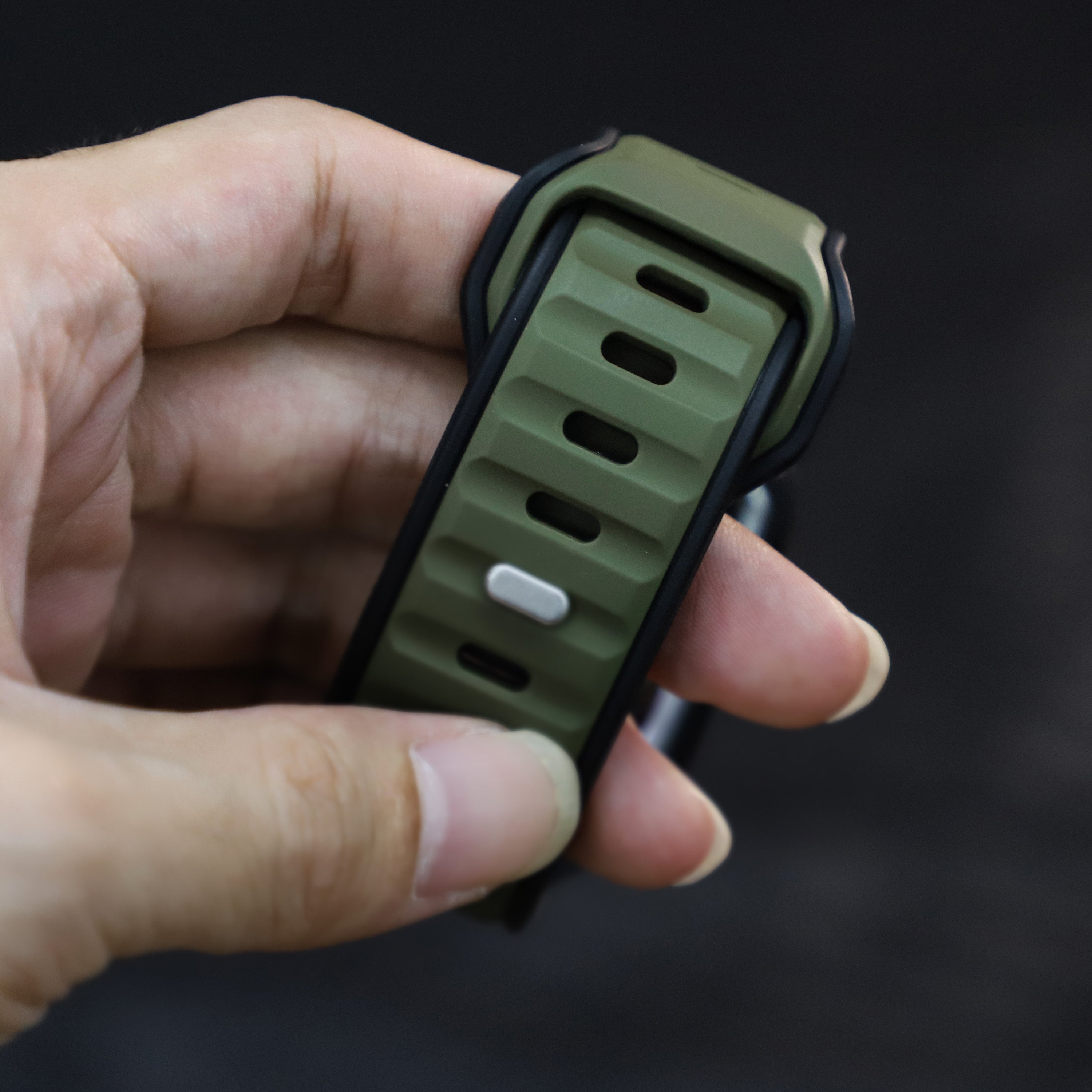 Correa de silicona premium outdoor Apple Watch (verde militar/negra)