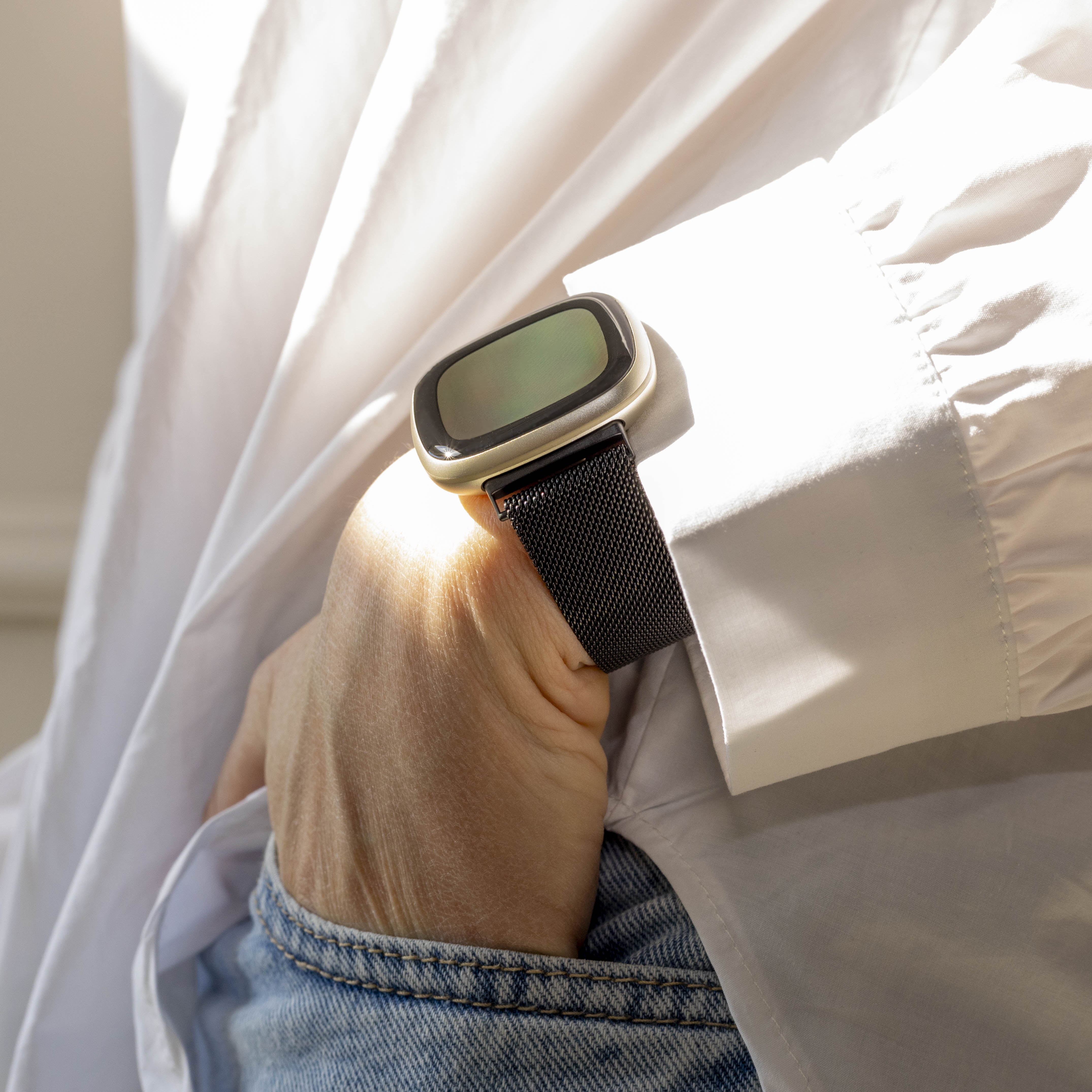 Correa milanesa Fitbit Versa 4 (negro)