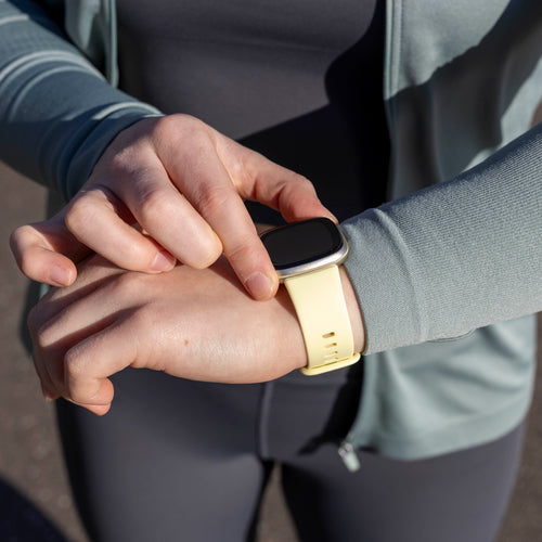 Fitbit Sense 2 siliconen classic bandje (lichtgeel)