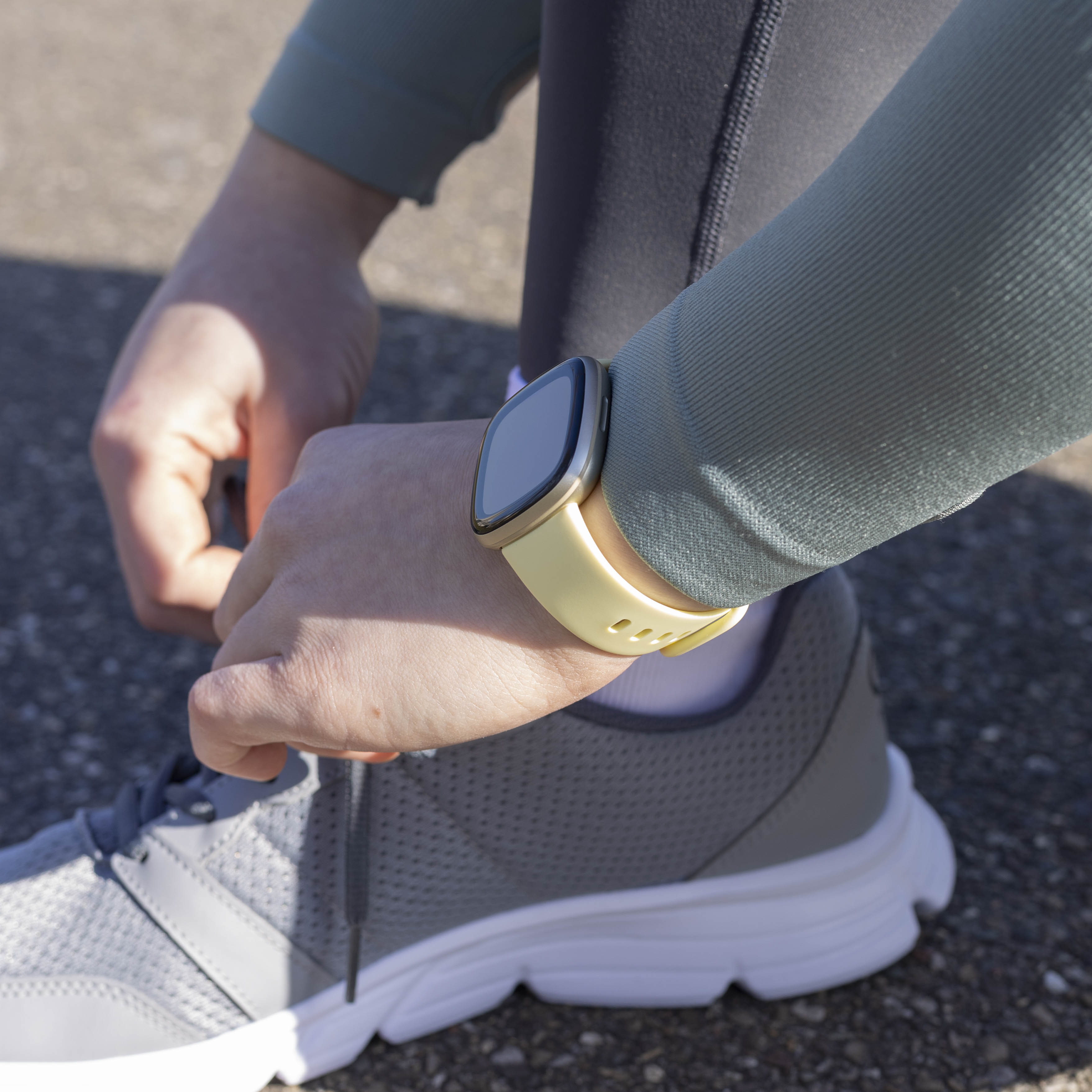 Correa silicona clásica Fitbit Versa 4 (amarillo pálido)