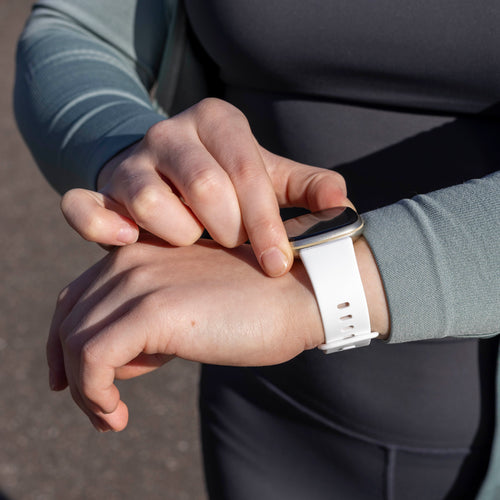 Bracelet silicone classique Fitbit Versa 4 (blanc)