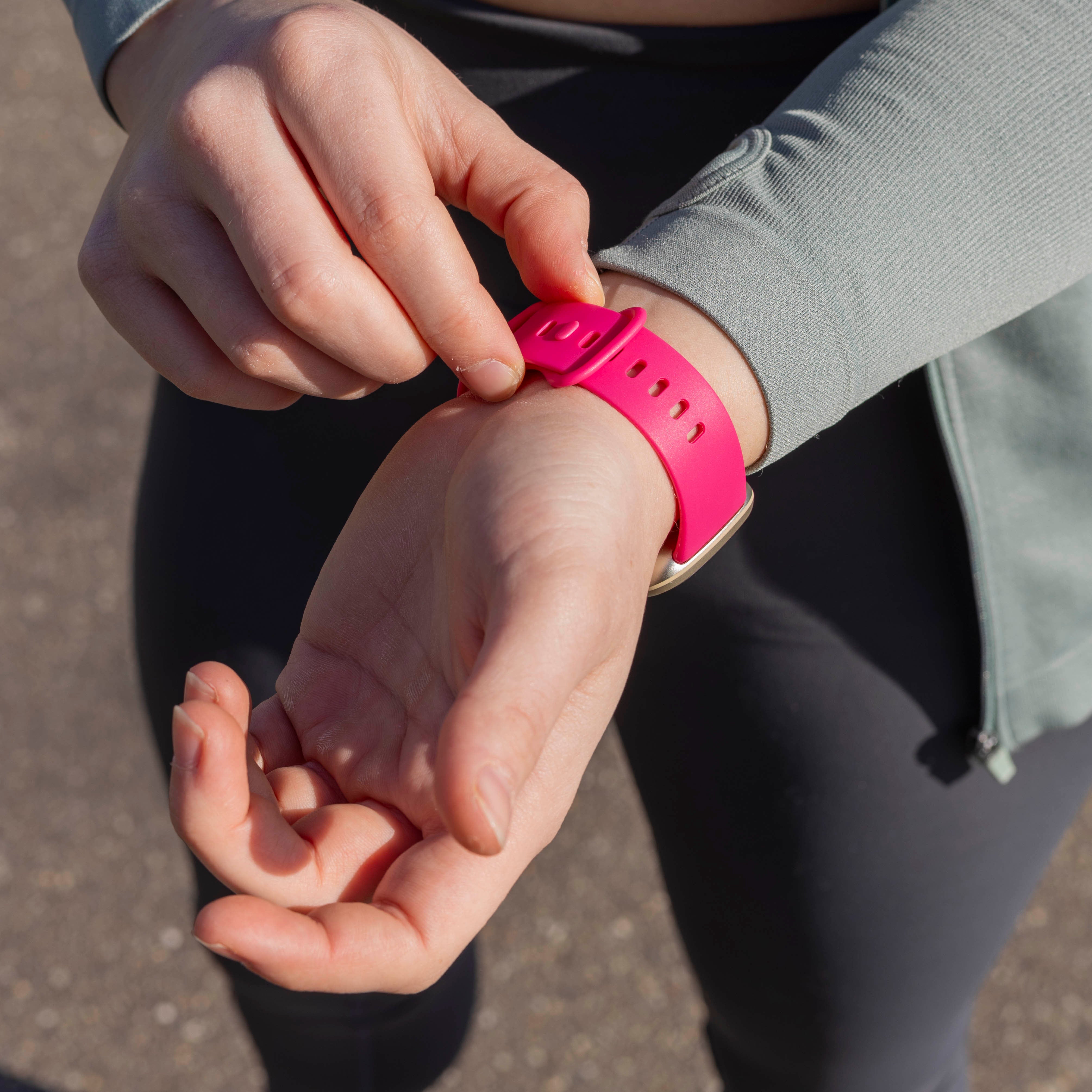 Correa silicona clásica Fitbit Versa 4 (rosa brillante)