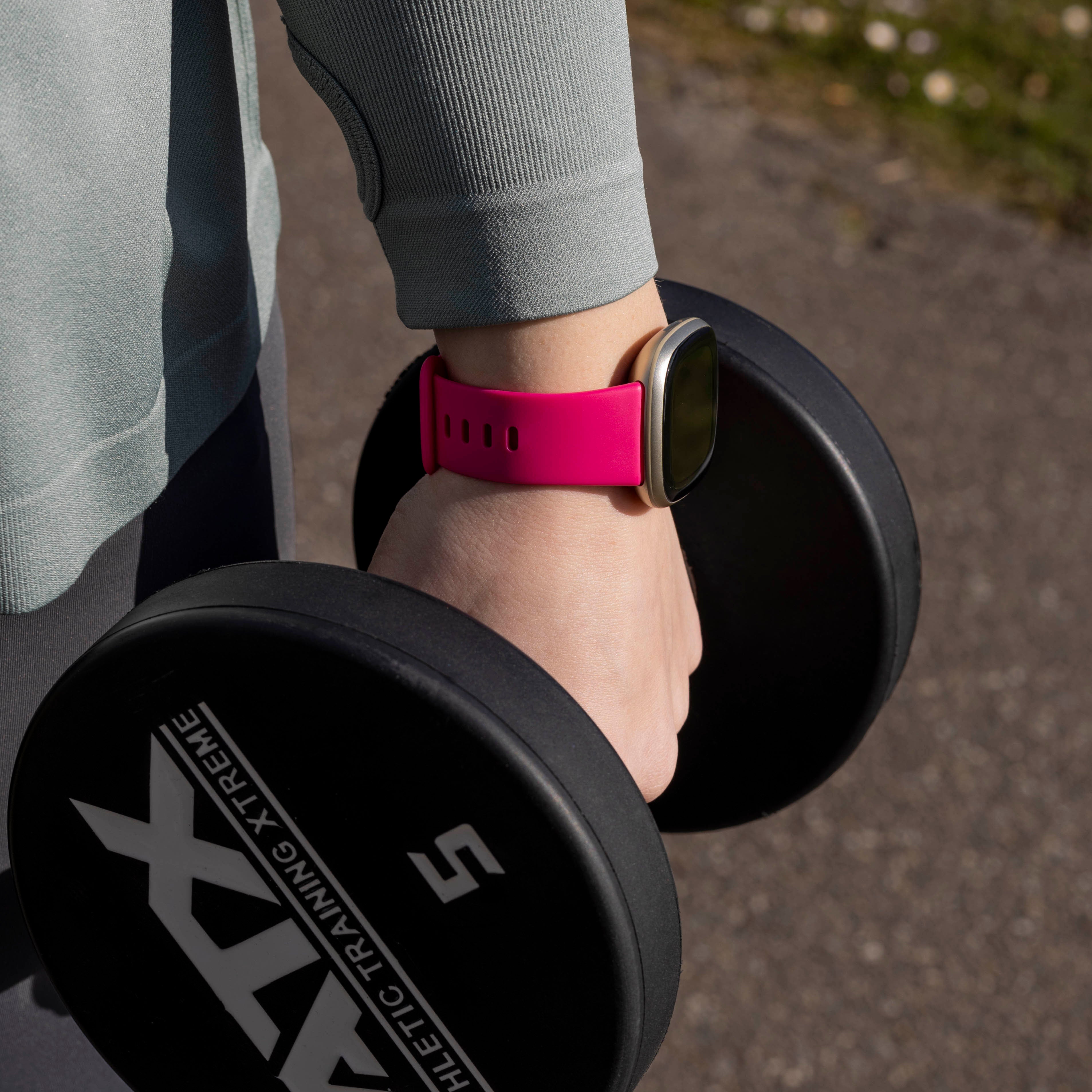 Correa silicona clásica Fitbit Versa 4 (rosa brillante)