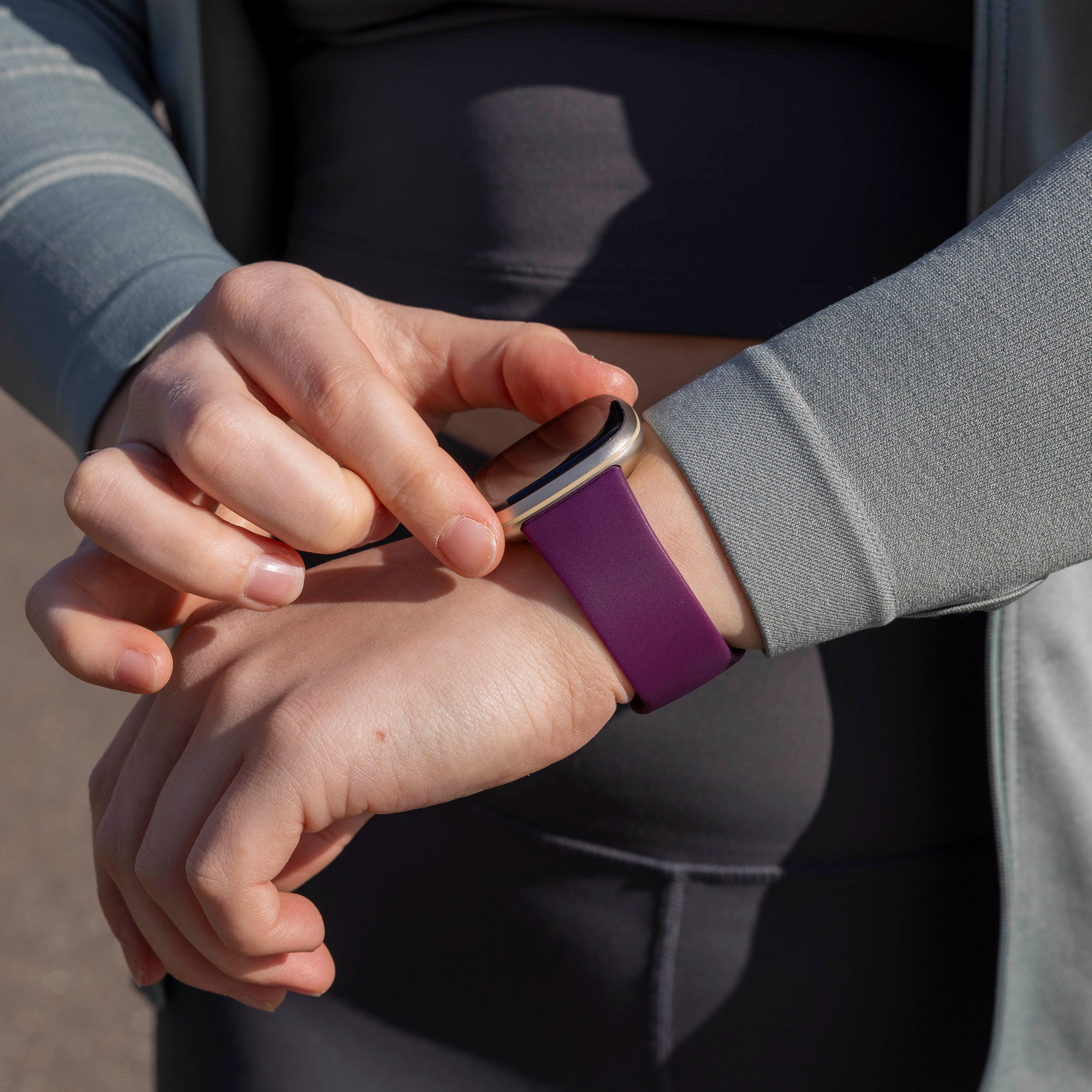 Correa silicona clásica Fitbit Sense 2 (morado oscuro)