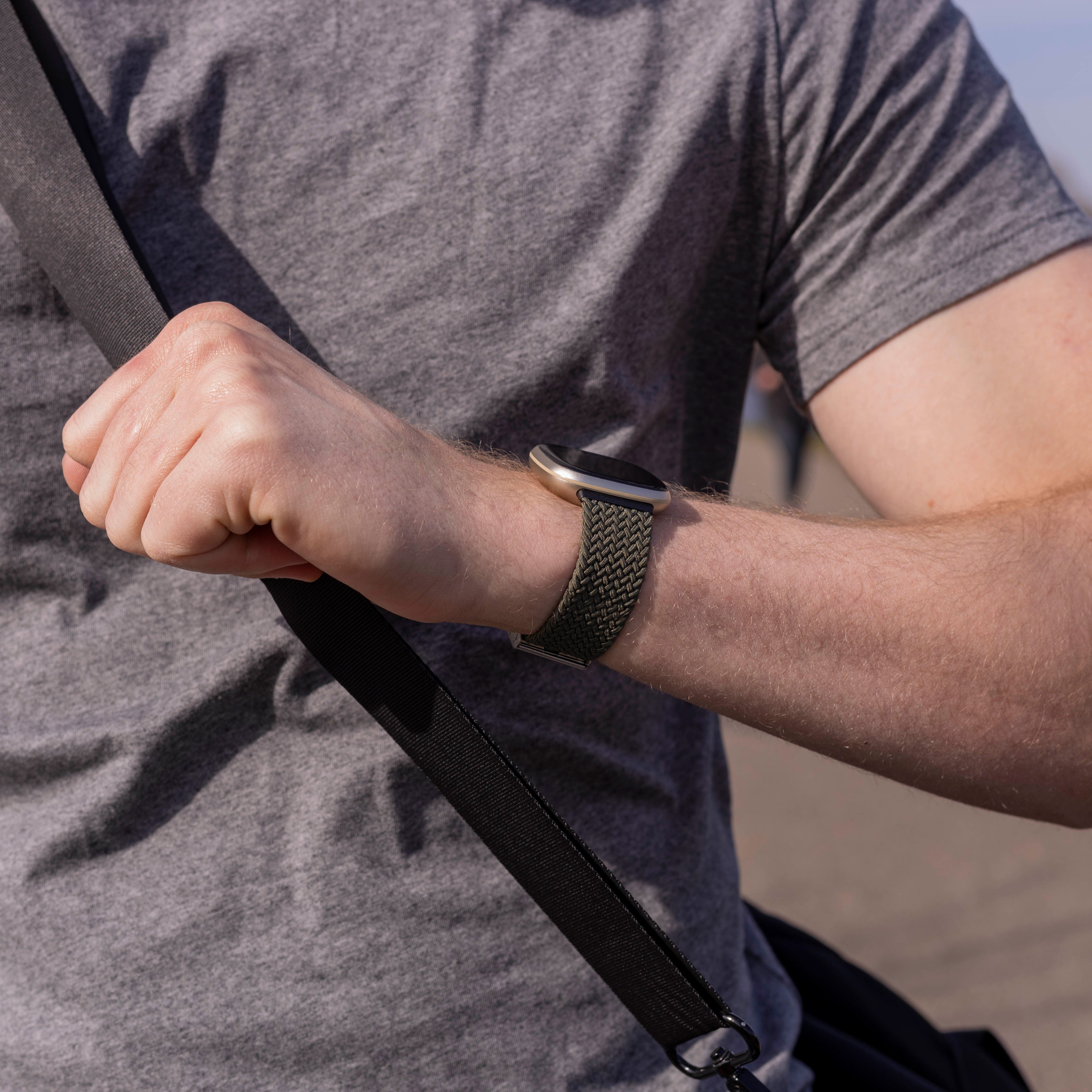 Correa trenzada ajustable Fitbit Versa 3 (verde oliva)