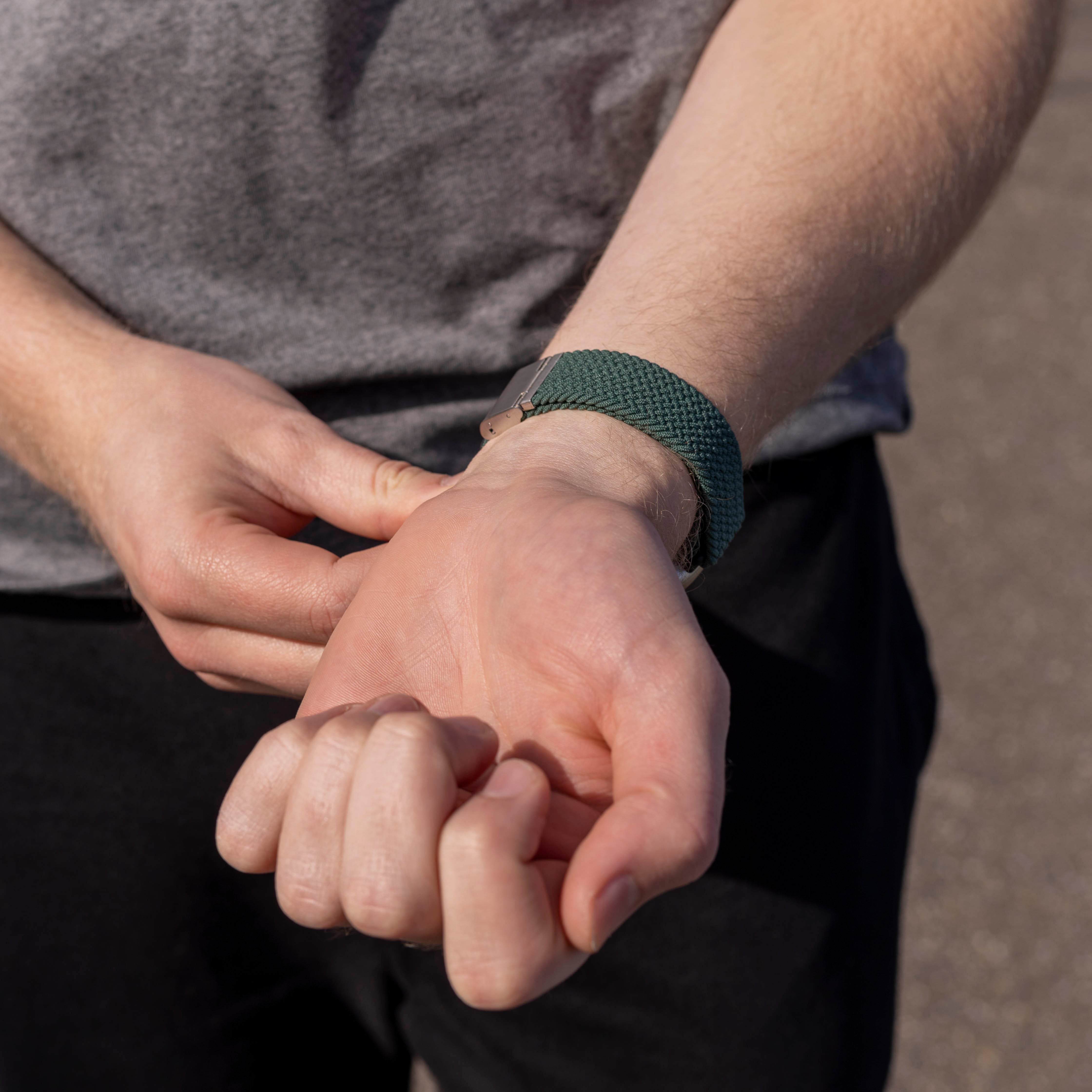 Correa trenzada ajustable Fitbit Versa 3 (verde oscuro)