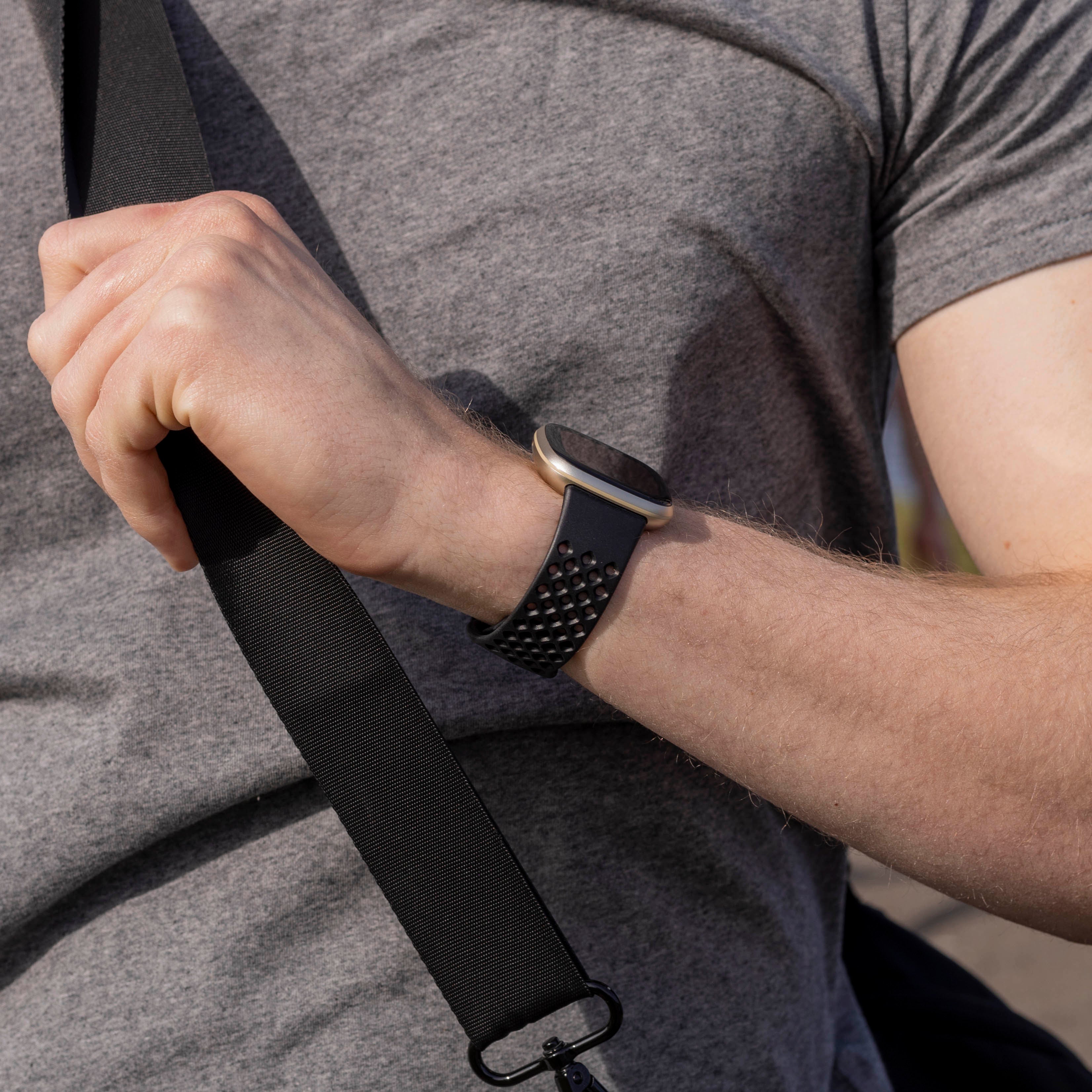 Correa silicona con agujeros Fitbit Sense (negro)